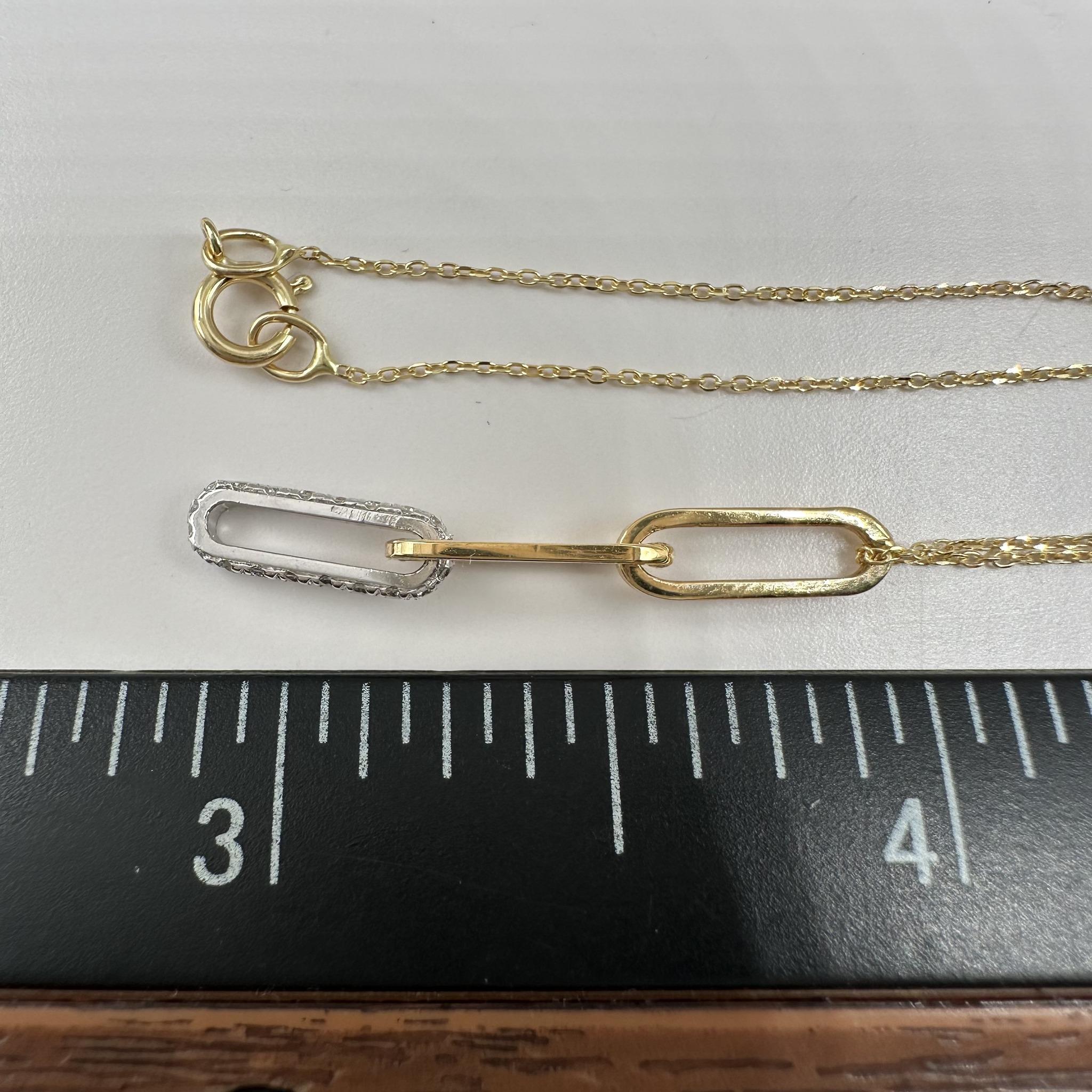 Collier avec pendentif trombone en or 14kt bicolore - 0.10ctw, 18in, New Neuf - En vente à West Hempstead, NY