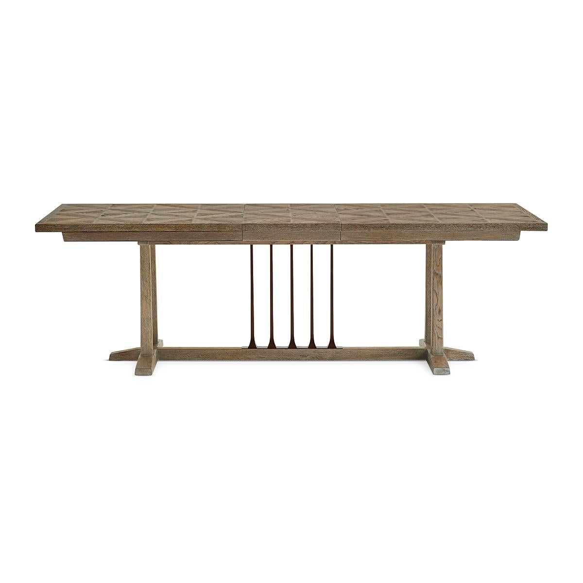 Son plateau de table en forme de diamant présente une finition en bois flotté cendré brossé. Les pieds métalliques en forme de chandelier au centre apportent un élément traditionnel dans une riche finition Chocolate Bronze. Son artisanat expert