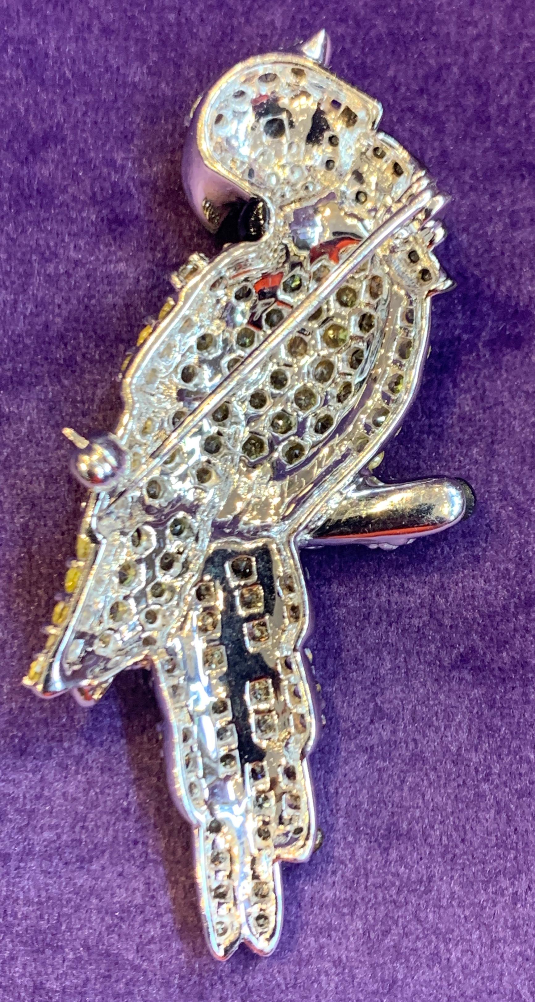 Round Cut Diamond Parrot Brooch For Sale
