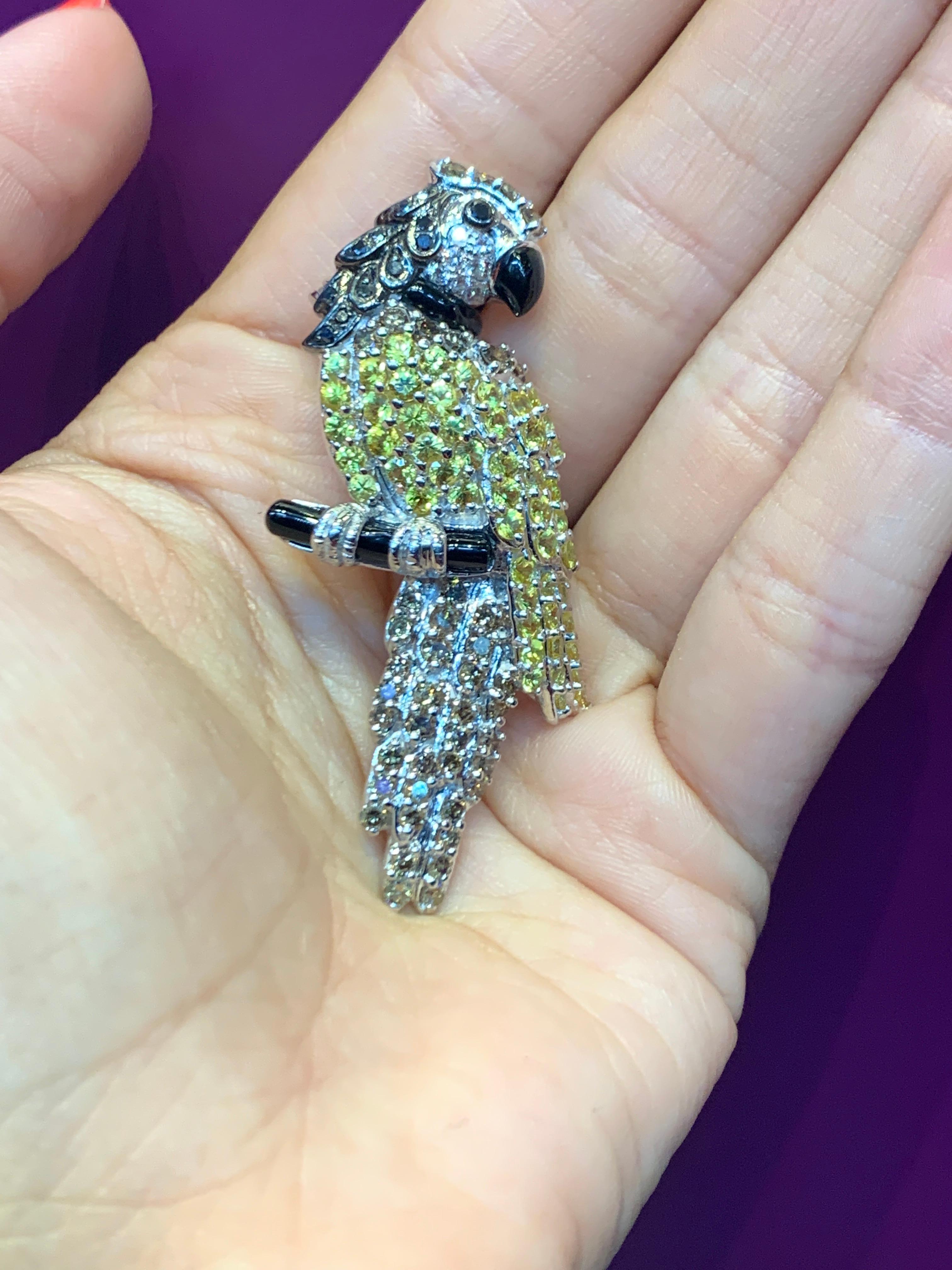 Diamond Parrot Brooch In Excellent Condition For Sale In New York, NY