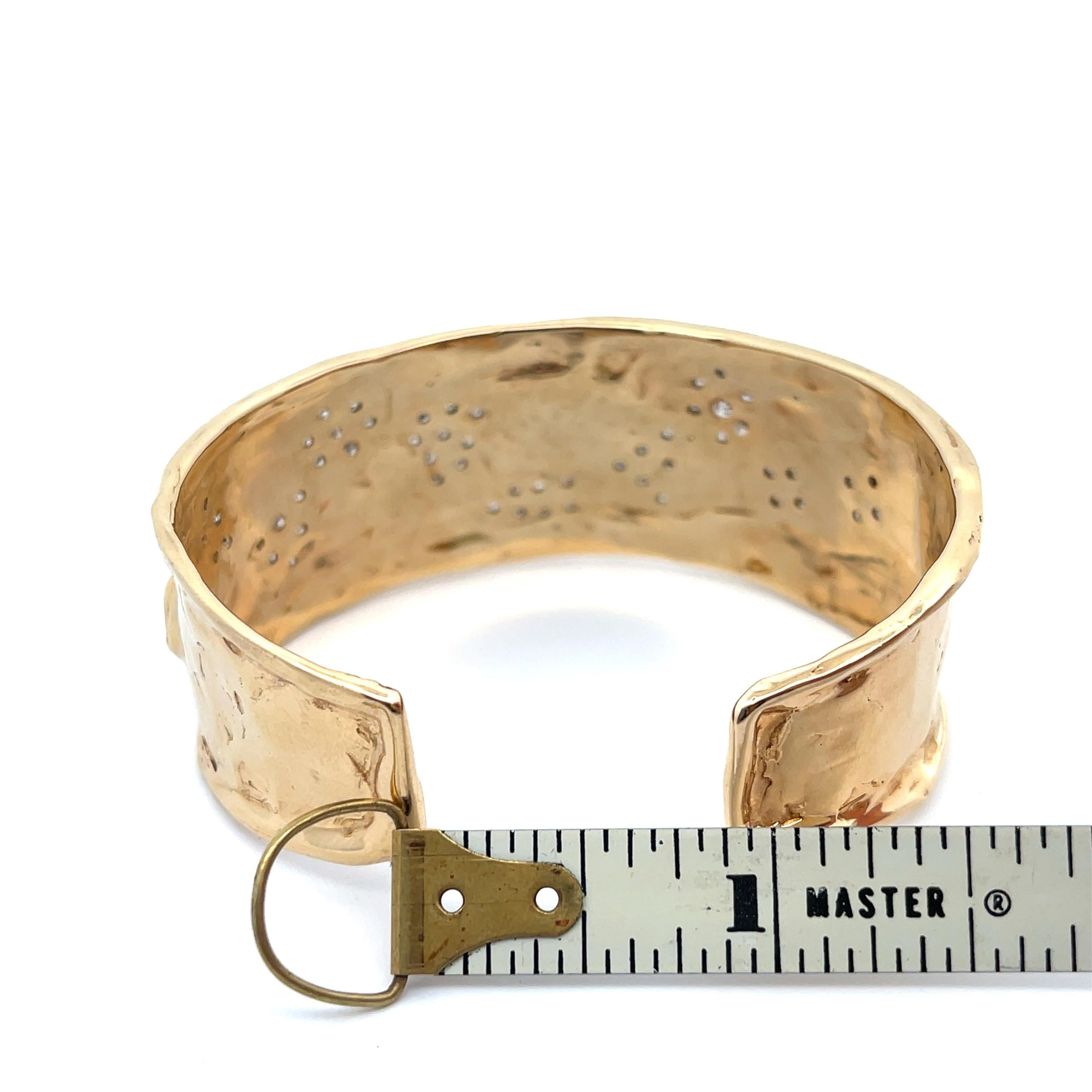 Diamond Pathway Manschettenarmband aus 14K Gelbgold. Das Armband besteht aus ca. 1.50 ct runden Diamanten im Brillantschliff. Perfekt für ein schmales Handgelenk. Die Öffnung der Manschette beträgt etwa 1 Zoll. Der Innenumfang der Manschette beträgt