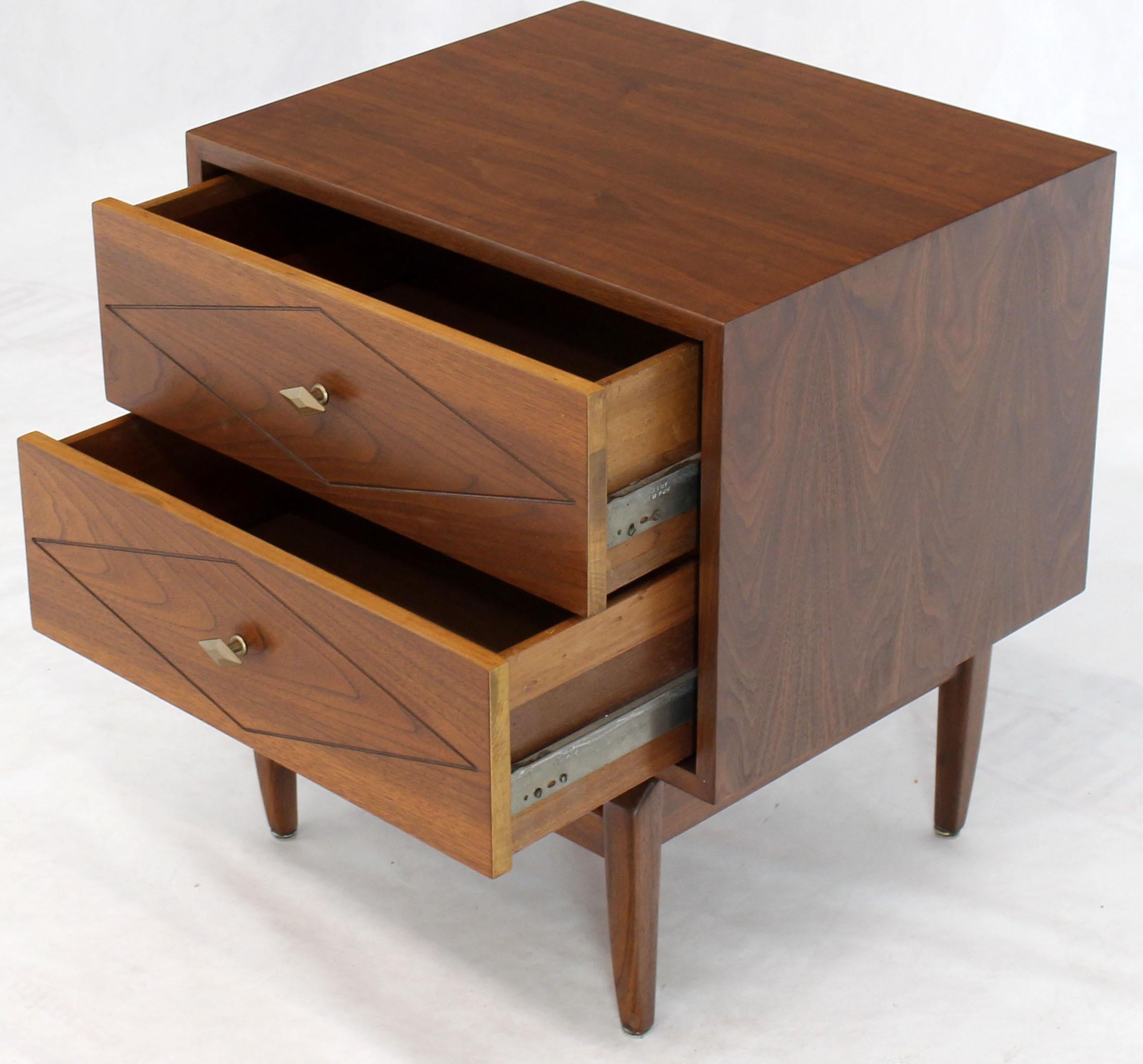 Diamond Pattern Cube Shape Walnut End Tables Stands Solid Sculptural Legs Pair In Excellent Condition In Rockaway, NJ