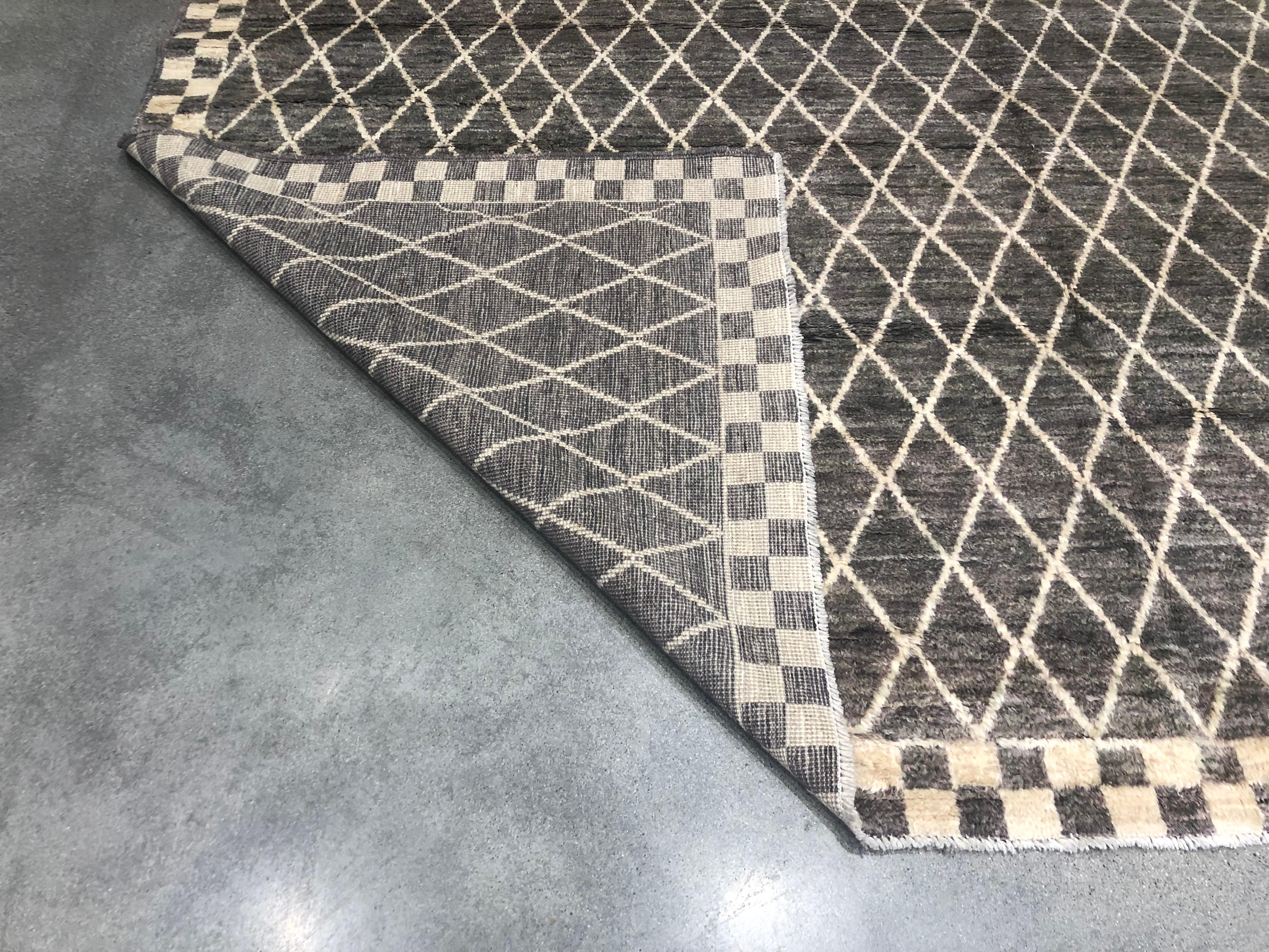 Diamond Pattern Moroccan Design Area Rug In New Condition For Sale In West Hollywood, CA