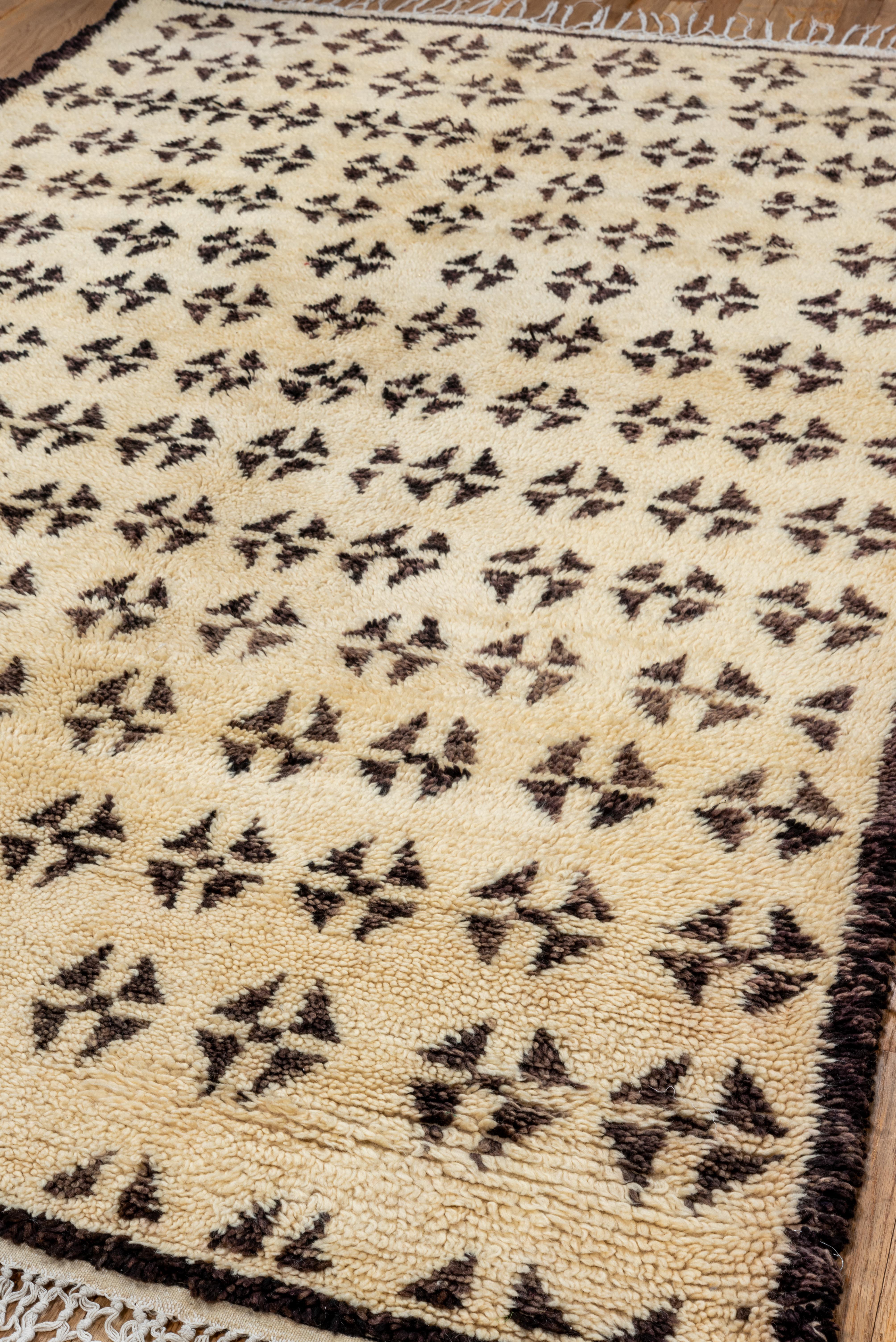 Diamond Pattern Moroccan Rug in Yellow Gold and Black For Sale 2