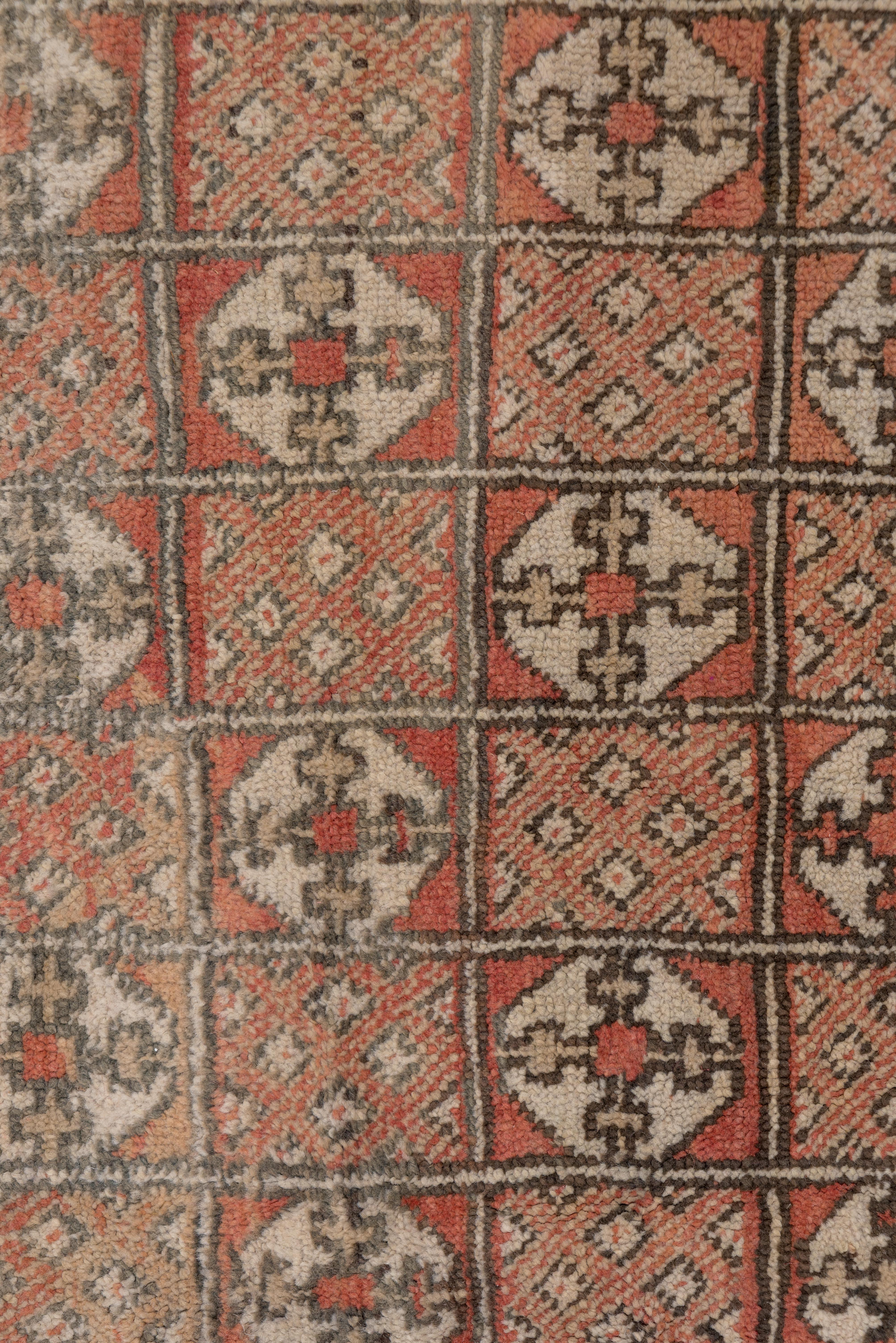 Diamond Patterns on Moroccan Village Rug In Good Condition For Sale In New York, NY
