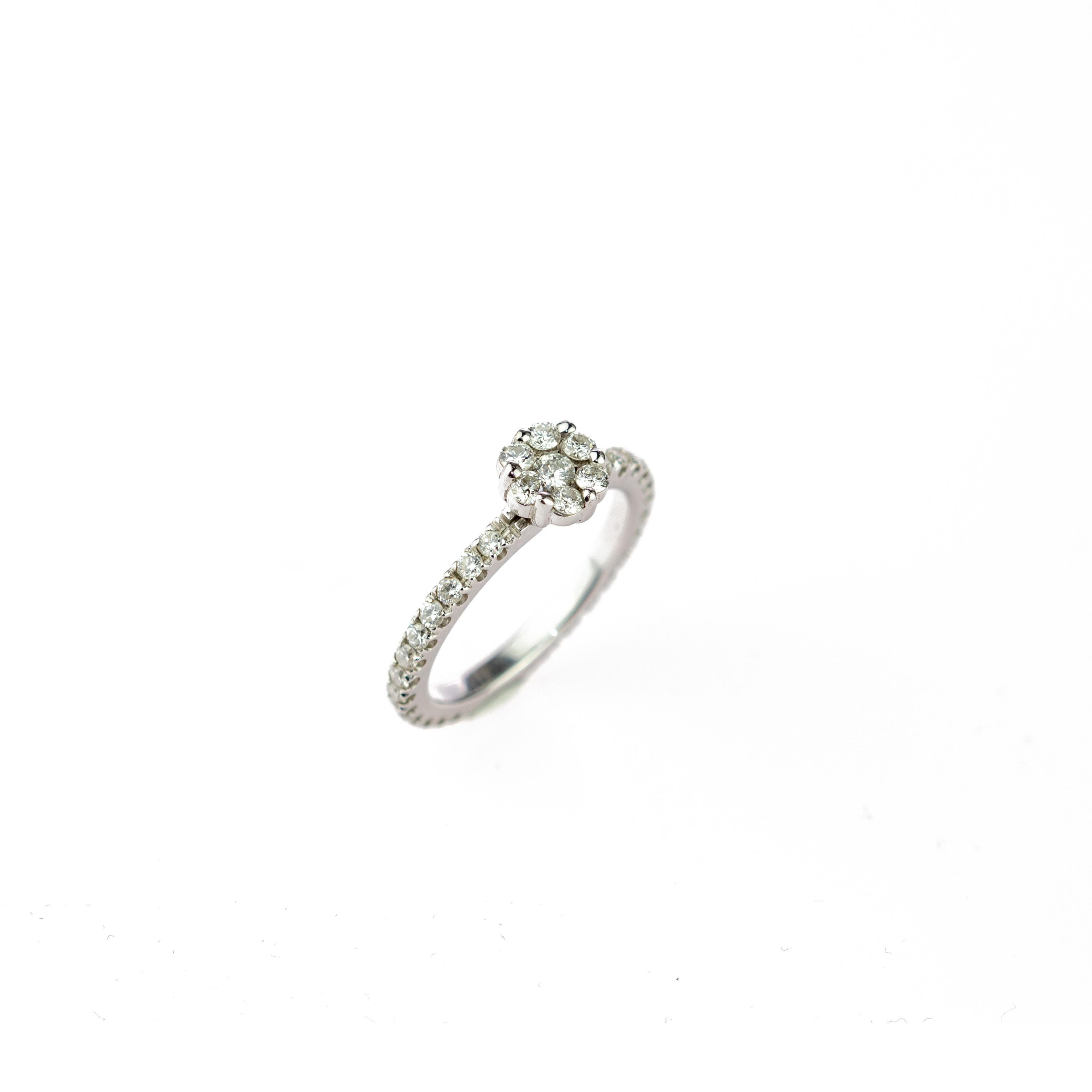 Diamond Pave 18 Karat White Gold Handmade Cocktail Legacy Vintage Flower Ring In New Condition For Sale In Milano, IT