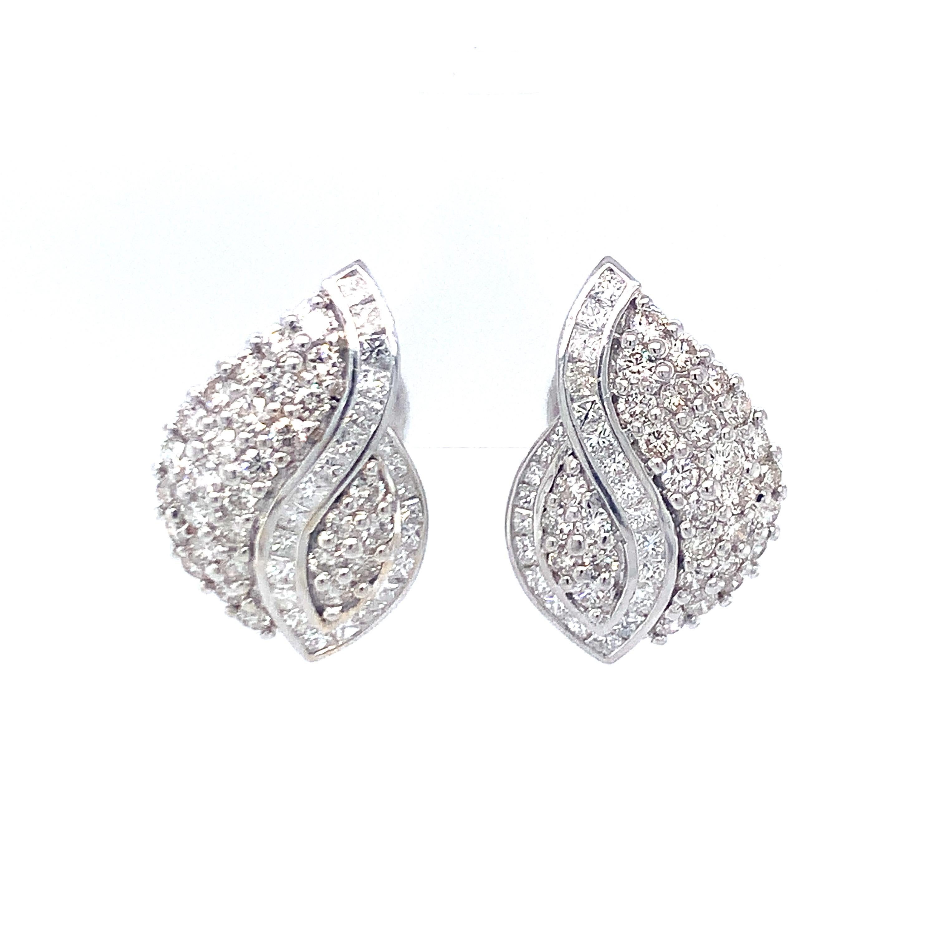 Boucles d'oreilles en or blanc 18K avec pavé de diamants Bon état - En vente à Beverly Hills, CA