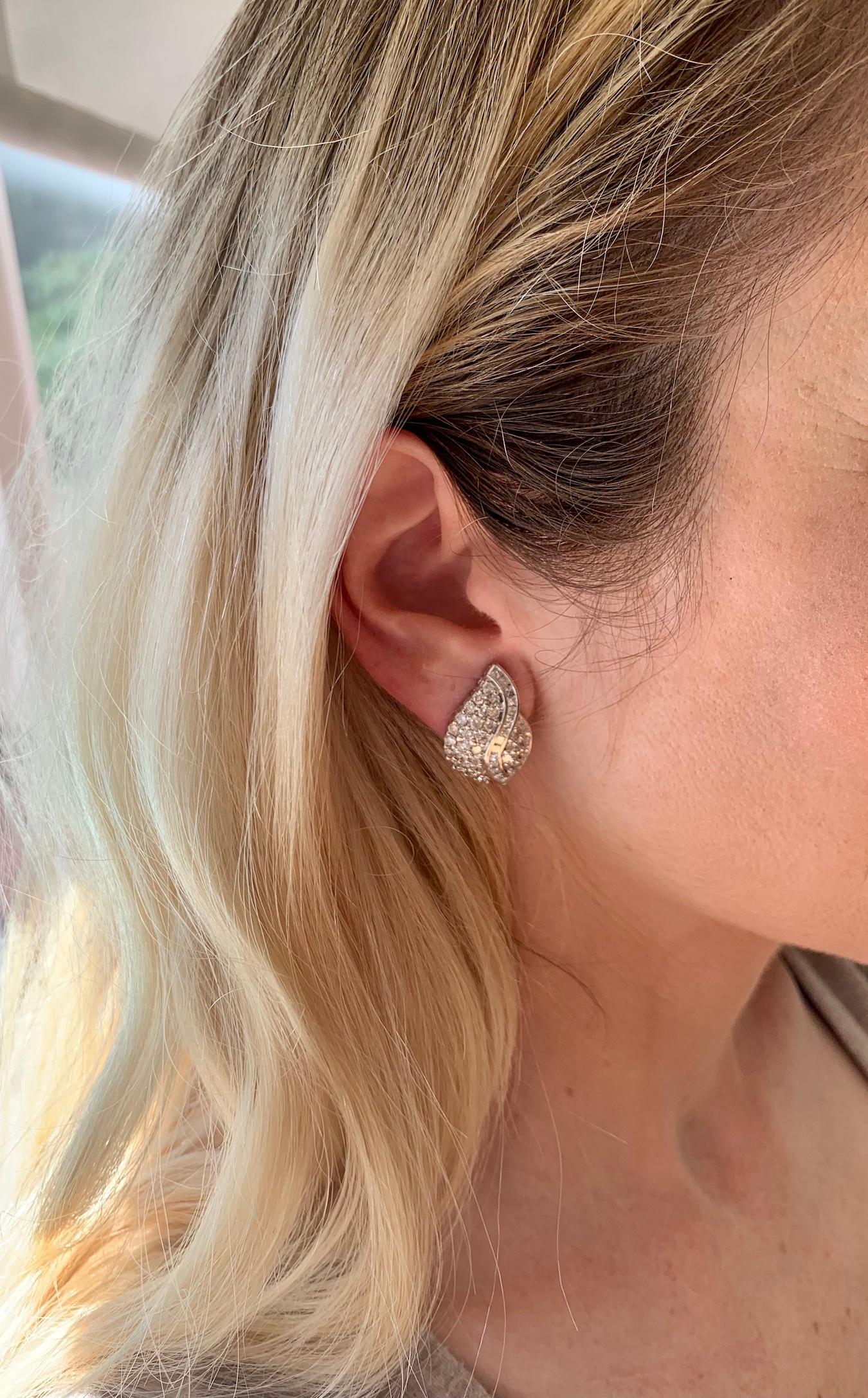 Boucles d'oreilles en or blanc 18K avec pavé de diamants Pour femmes en vente