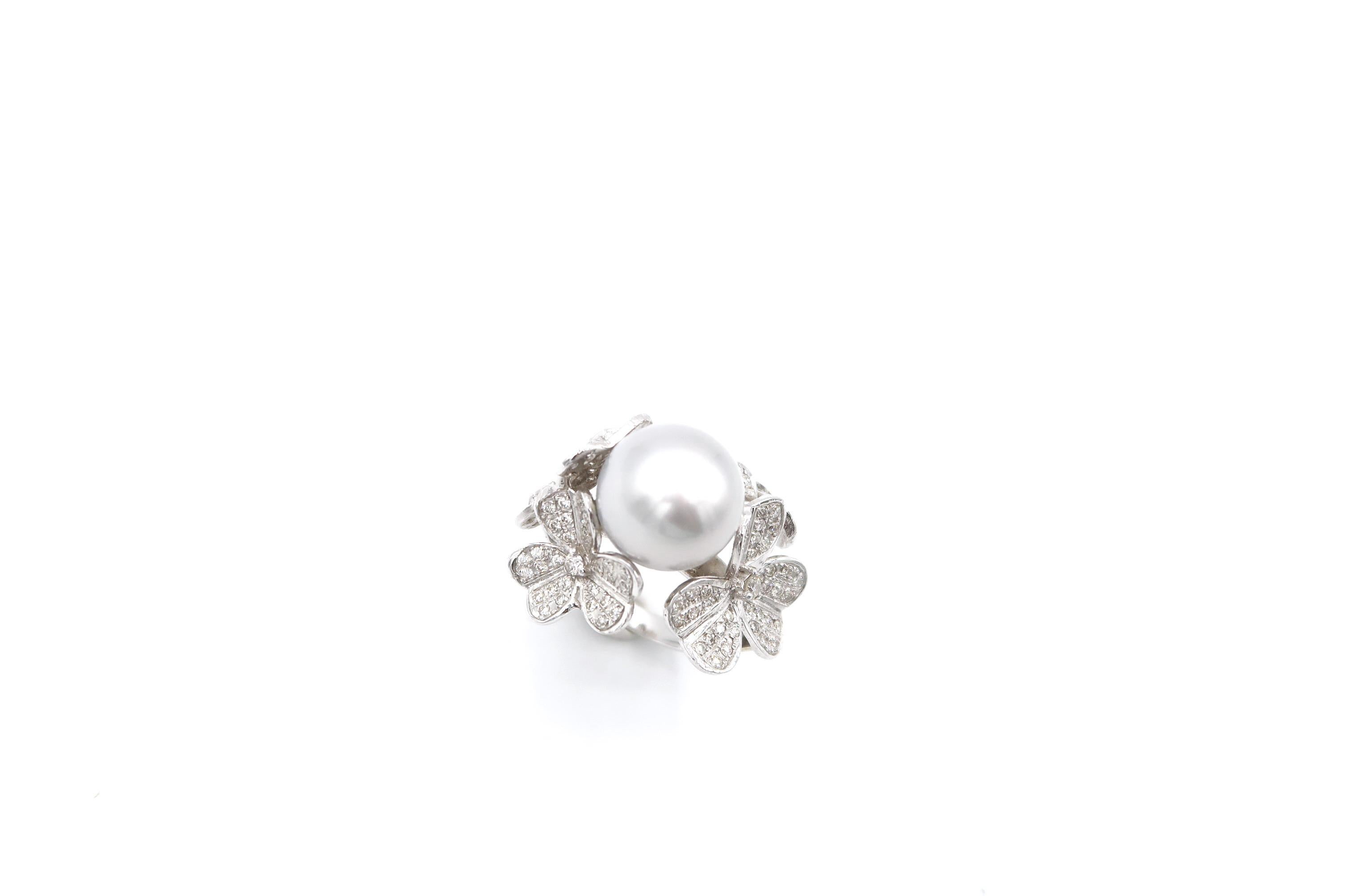 Diamond Pavé 3D Flower and Ribbon with Silver White South Sea Pearl Ring in 18K White Gold Setting

Ring size: 53, UK M, US 6 1/2
Let us know if you would like to have the ring resized. 

Diamond: 1.05ct.
Pearl: White South Sea Pearl 12.5mm.
Gold: