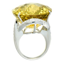Ovaler Platinring mit Diamant-Pavé und großem Zitronen- Citrin