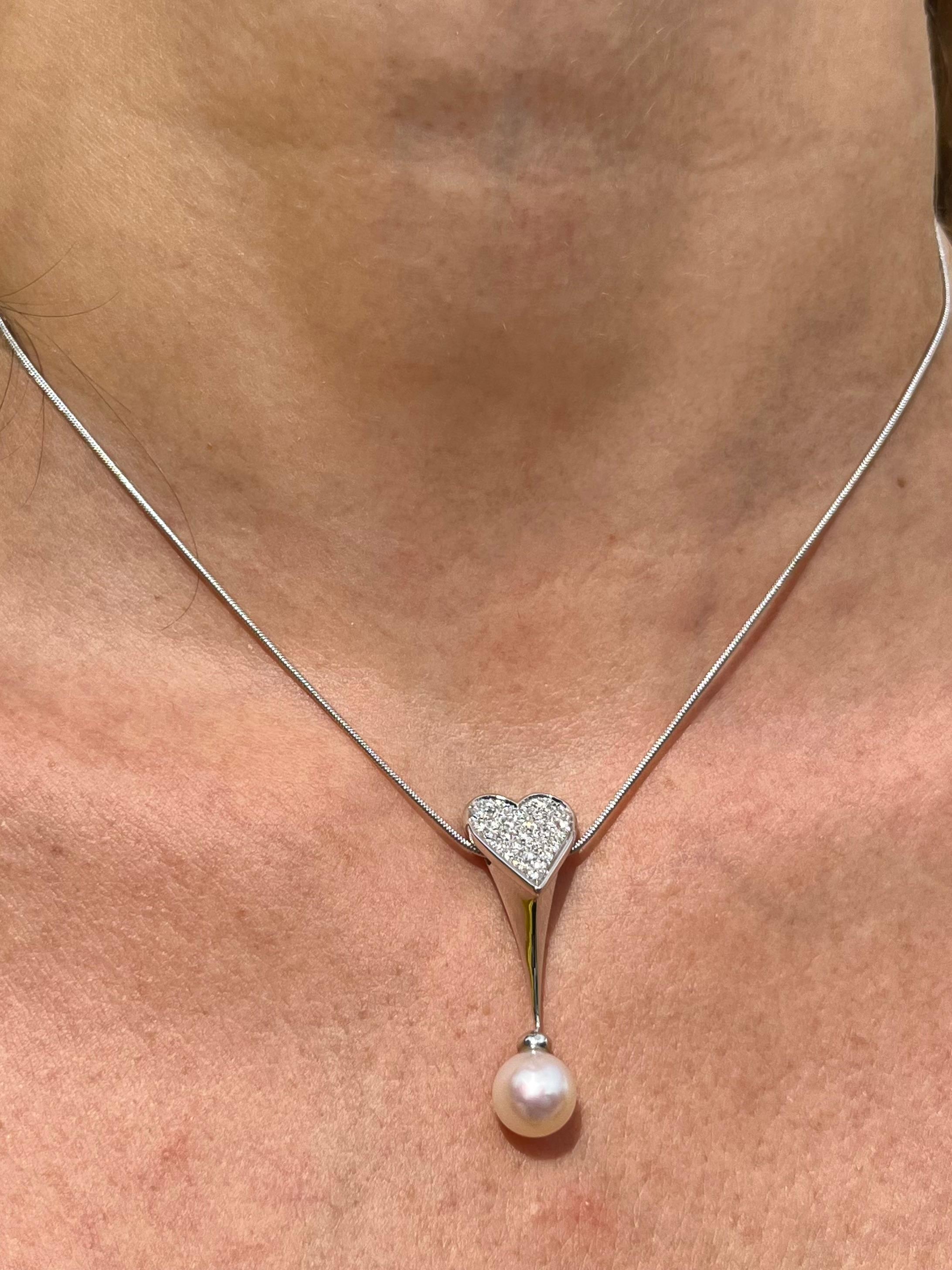 Ciondolo con pavé di diamanti e perle con incastonatura a forma di cuore in oro bianco in vendita 4