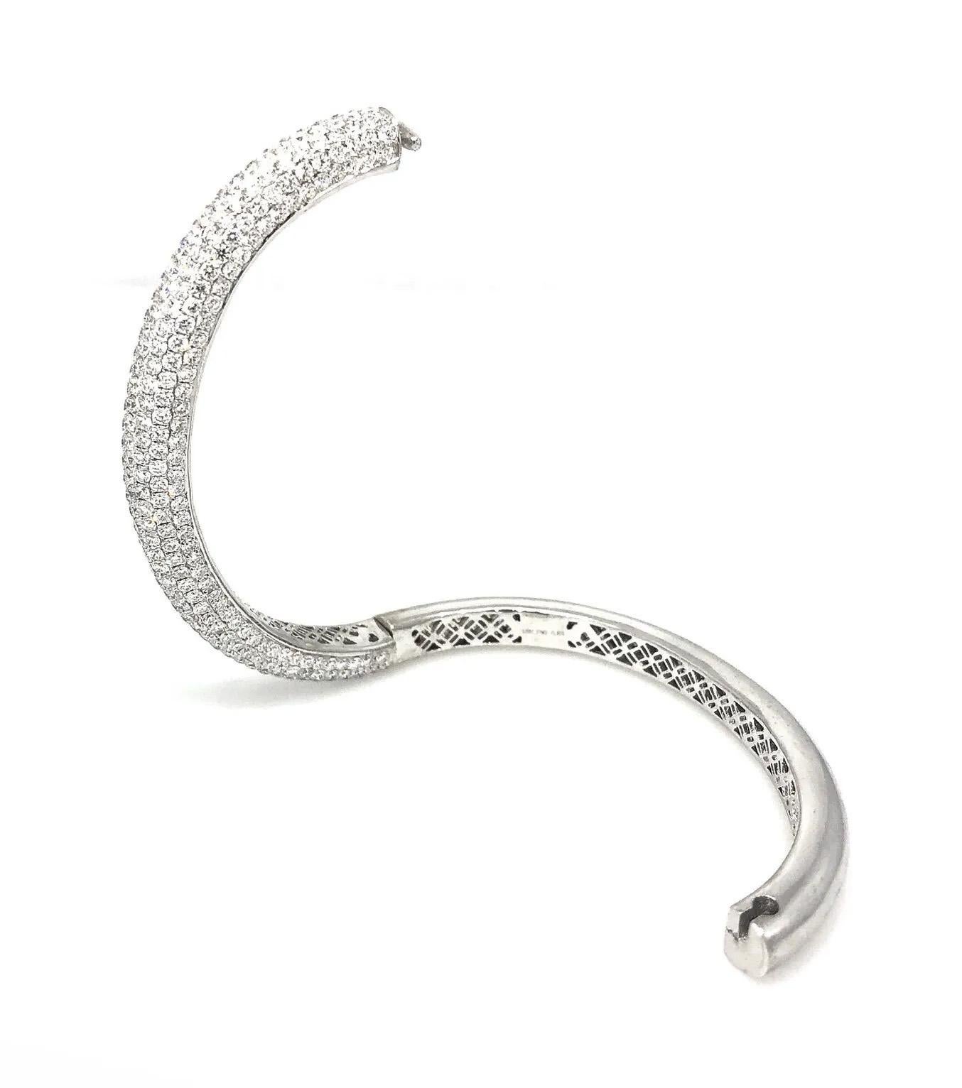 Bracelet ovale pavé de diamants en or blanc 18K

Bracelet en or blanc 18 carats avec 7 rangées de diamants ronds et brillants sertis en pavé sur la moitié supérieure du bracelet. Le bracelet est fixé par une ouverture à charnière torsadée facile à