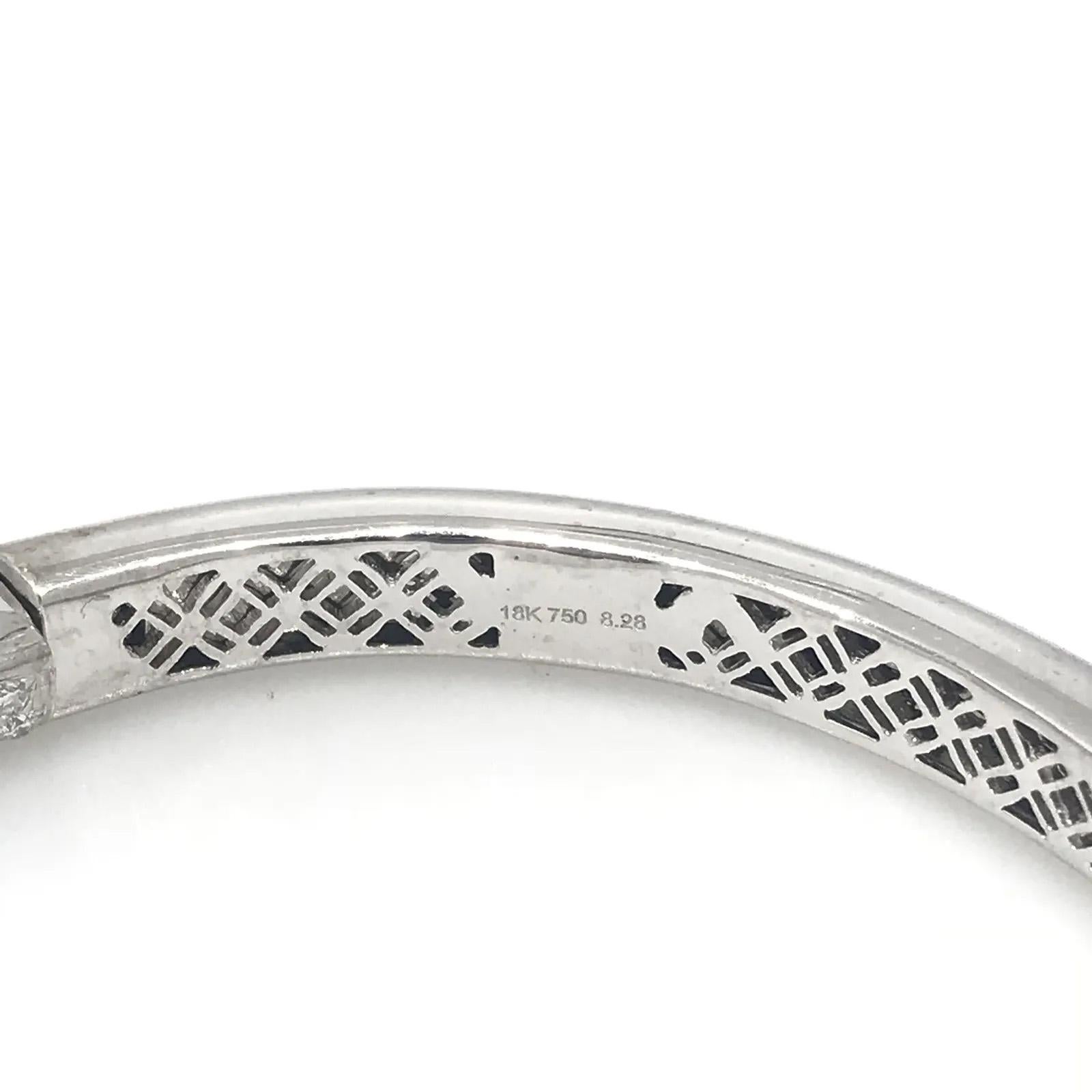 Taille ronde Bracelet jonc pavé de diamants de 8,28 carats de poids total en or blanc 18 carats en vente