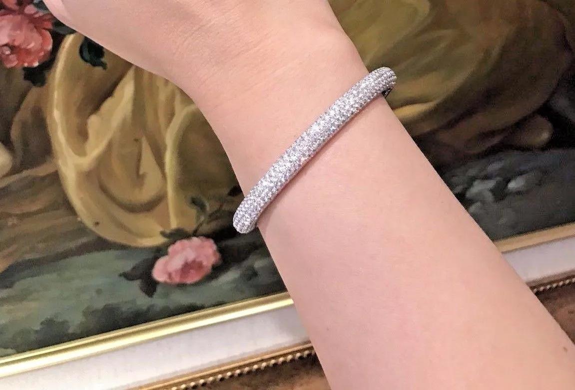 Bracelet jonc pavé de diamants de 8,28 carats de poids total en or blanc 18 carats Excellent état - En vente à La Jolla, CA