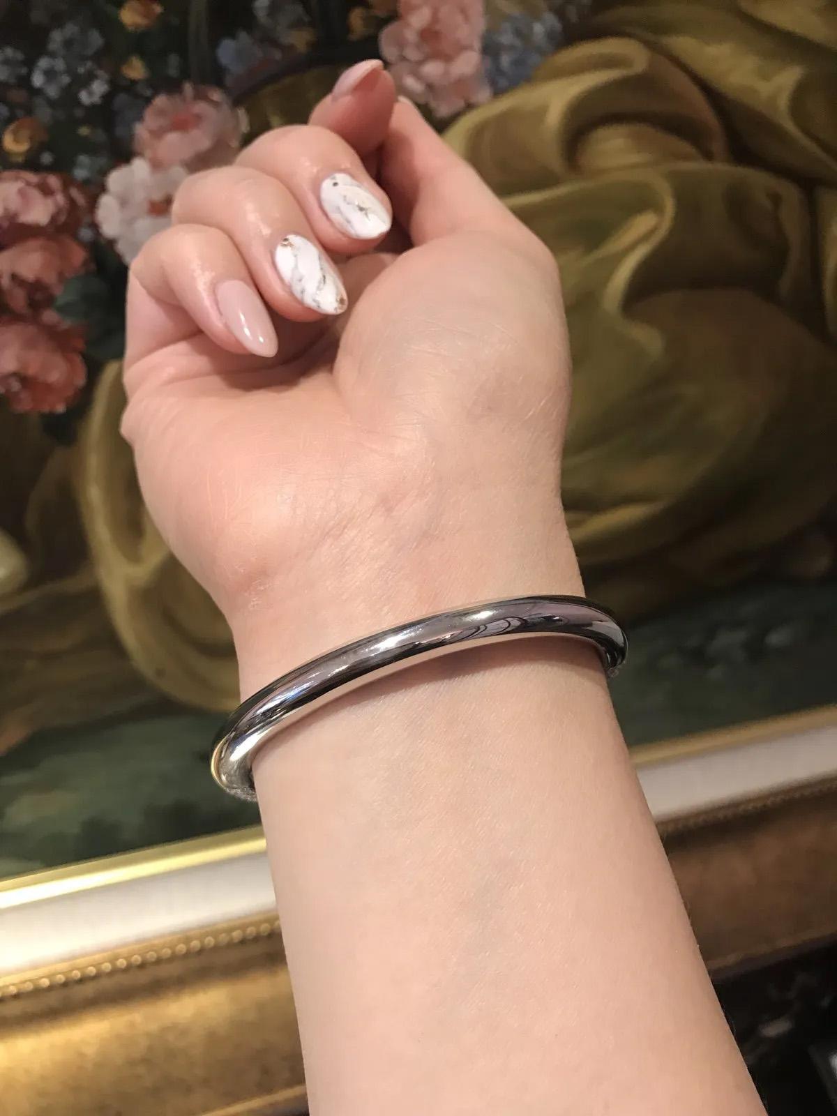 Bracelet jonc pavé de diamants de 8,28 carats de poids total en or blanc 18 carats Pour femmes en vente