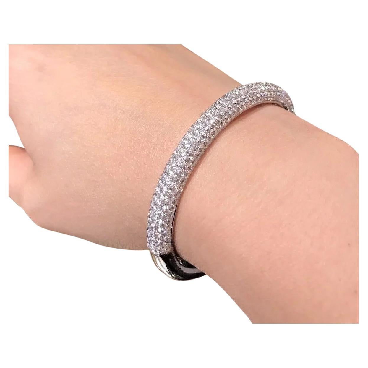 Bracelet jonc pavé de diamants de 8,28 carats de poids total en or blanc 18 carats en vente 1