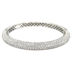 Bracelet jonc pavé de diamants de 8,28 carats de poids total en or blanc 18 carats