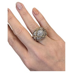 Anello con pavé di diamanti a forma di cupola e intreccio di cestini con peso totale di 3,00 carati in oro giallo 14k