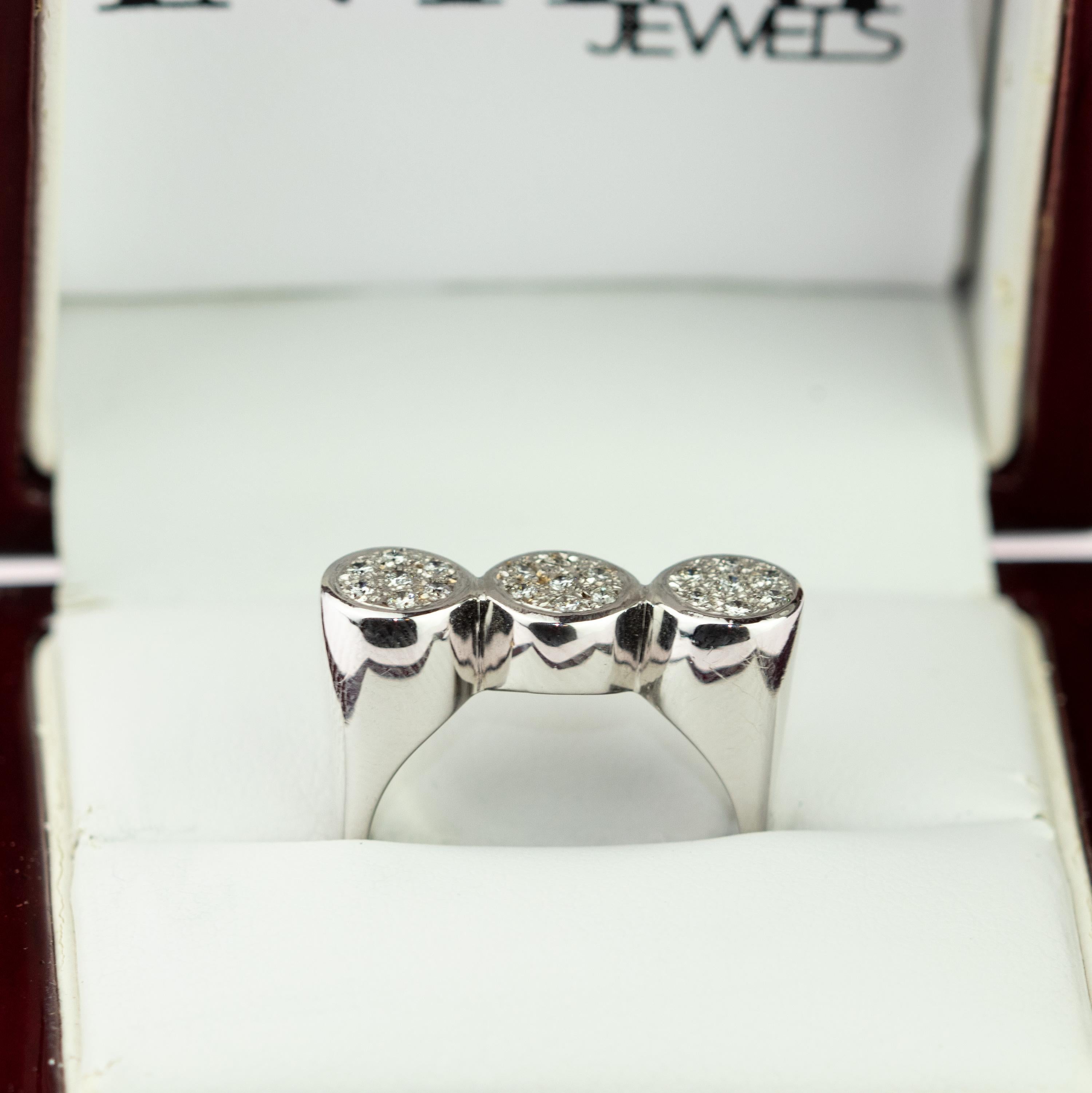 da uomo o donna Anello da cocktail con pavé di diamanti e tre pietre rotonde in oro bianco 18 carati in vendita