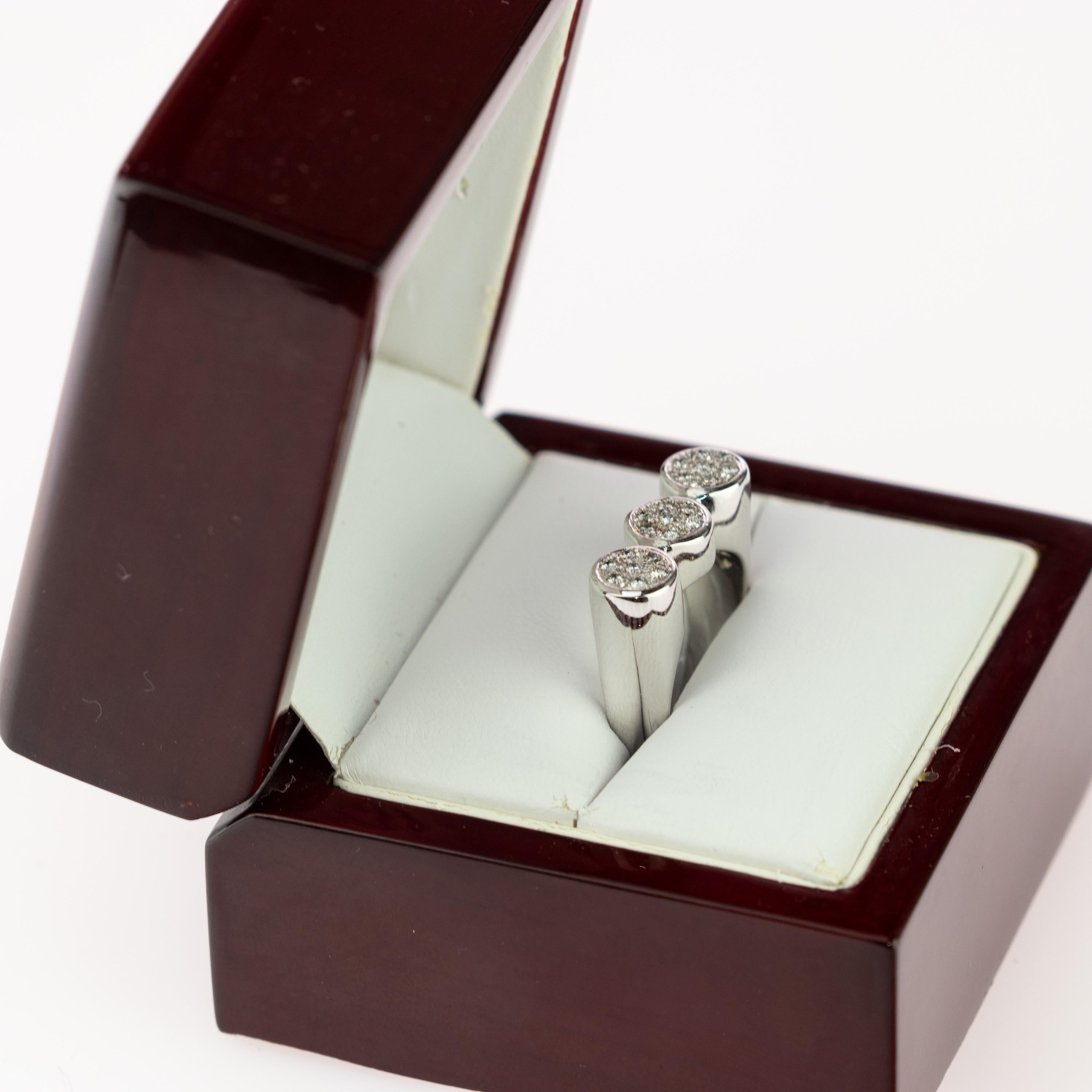 Anello da cocktail con pavé di diamanti e tre pietre rotonde in oro bianco 18 carati in vendita 1