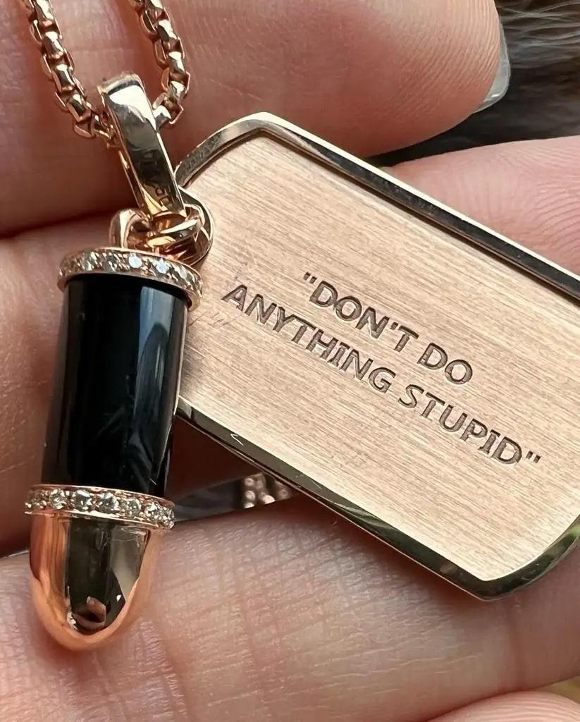 da uomo o donna Collana con ciondolo amuleto in oro 18 Kara con pavé di diamanti, malachite e pallottole in vendita