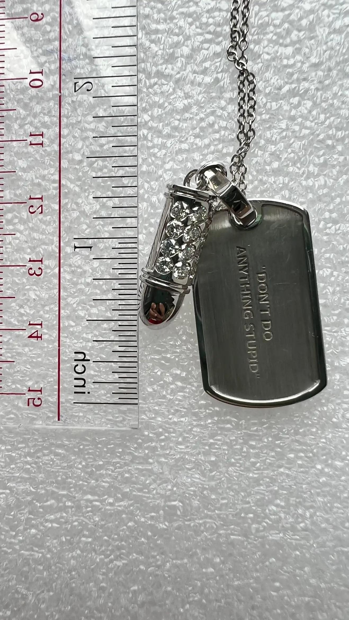 Moderno Collana con ciondolo amuleto in oro massiccio 18 carati W, con pavé di diamanti. in vendita