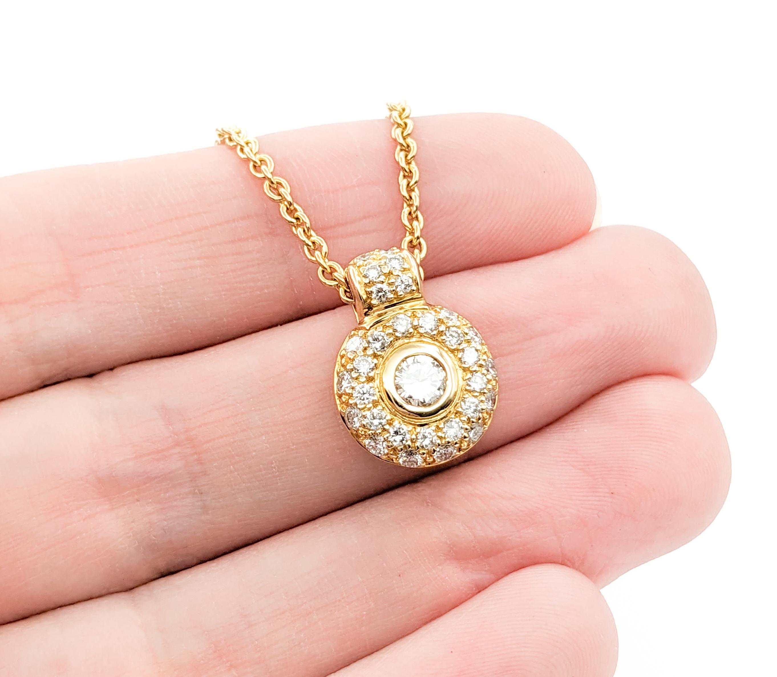 Pendentif cercle pavé de diamants en or jaune en vente 1