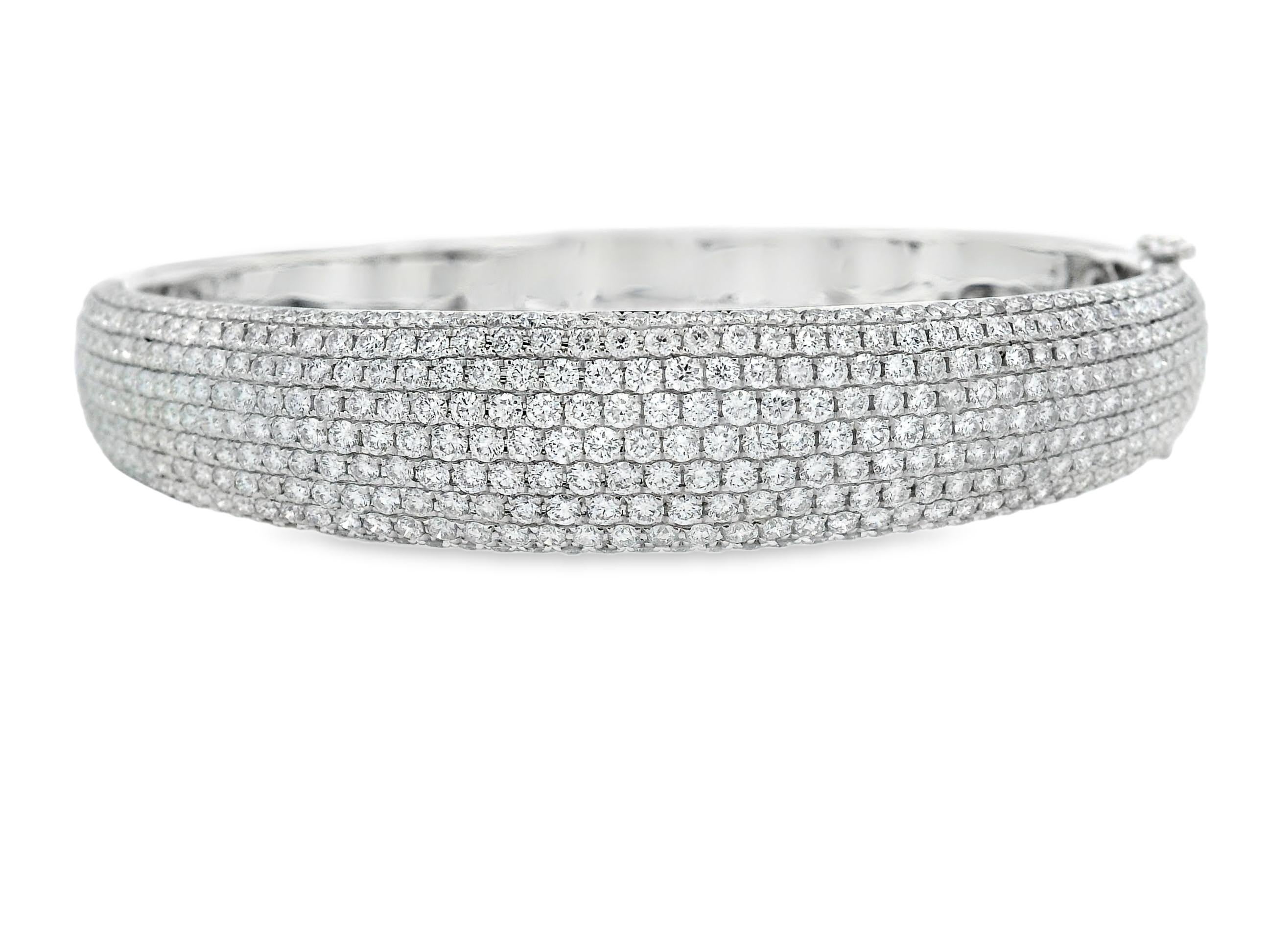 Questo lussuoso bracciale è interamente incrostato di 471 diamanti rotondi a taglio brillante per un totale di 5,00 carati, meticolosamente incastonati in un luccicante oro bianco 14 carati. Ogni diamante è posizionato con precisione su sette file