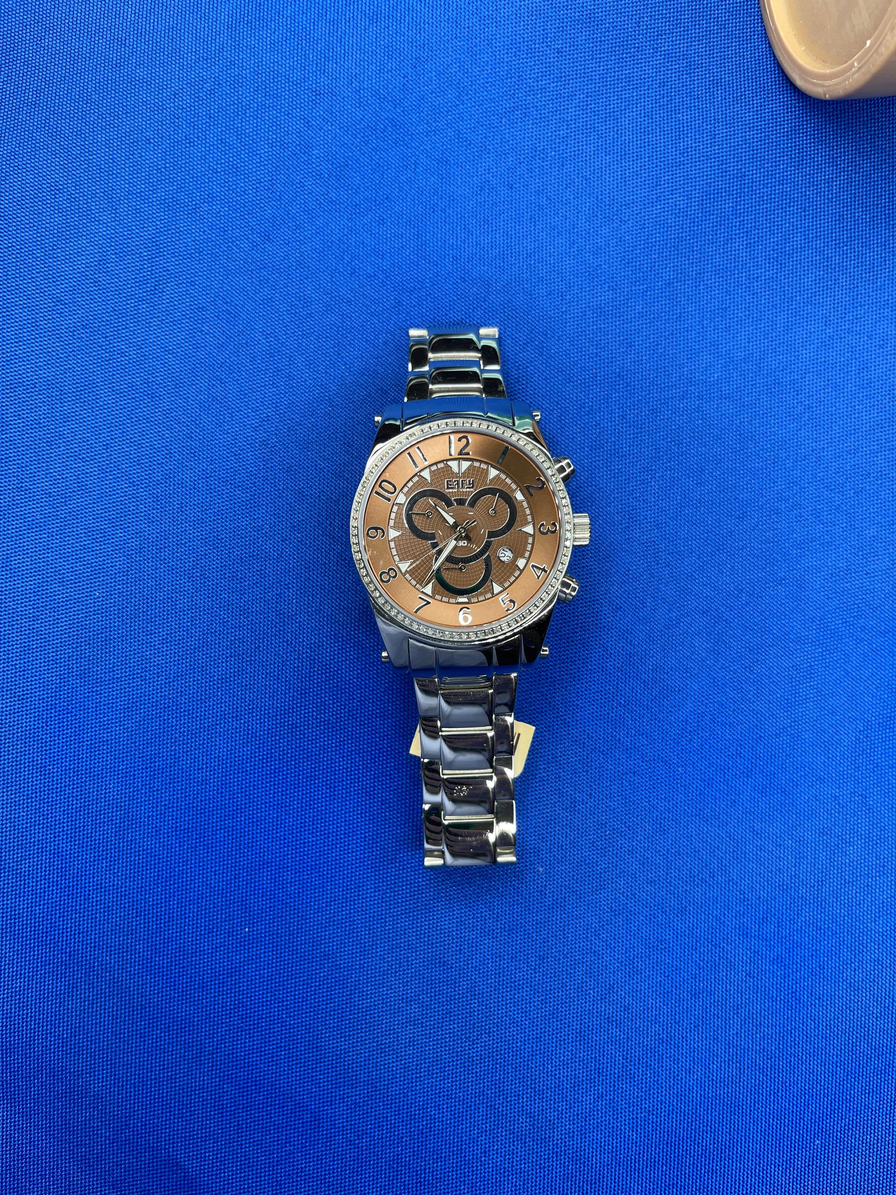  Luxus Schweizer Quarz-Exotische Uhr mit Diamant-Pavé-Zifferblatt 0,64 Tcw im Zustand „Neu“ im Angebot in Oakton, VA