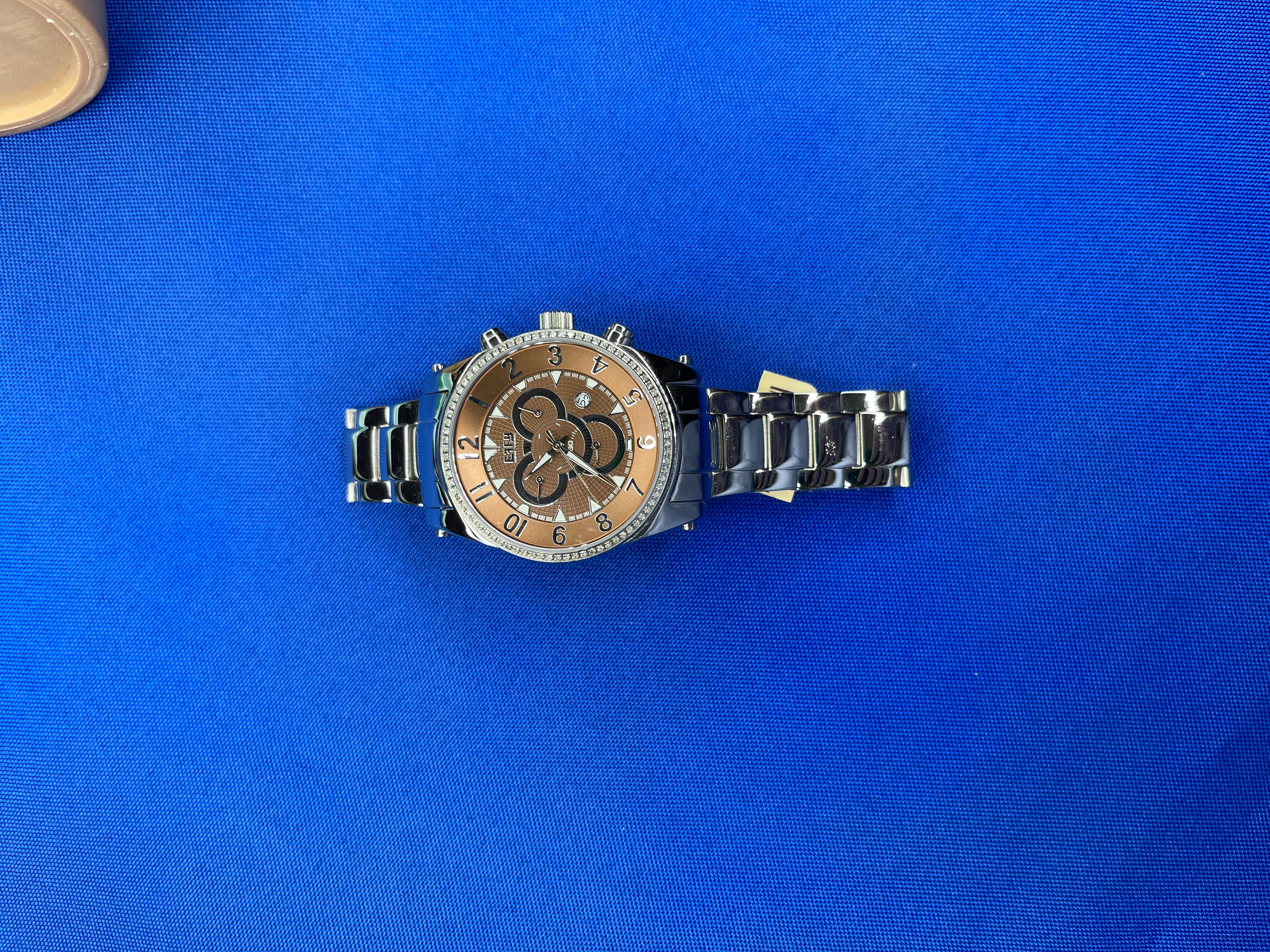  Luxus Schweizer Quarz-Exotische Uhr mit Diamant-Pavé-Zifferblatt 0,64 Tcw im Angebot 1