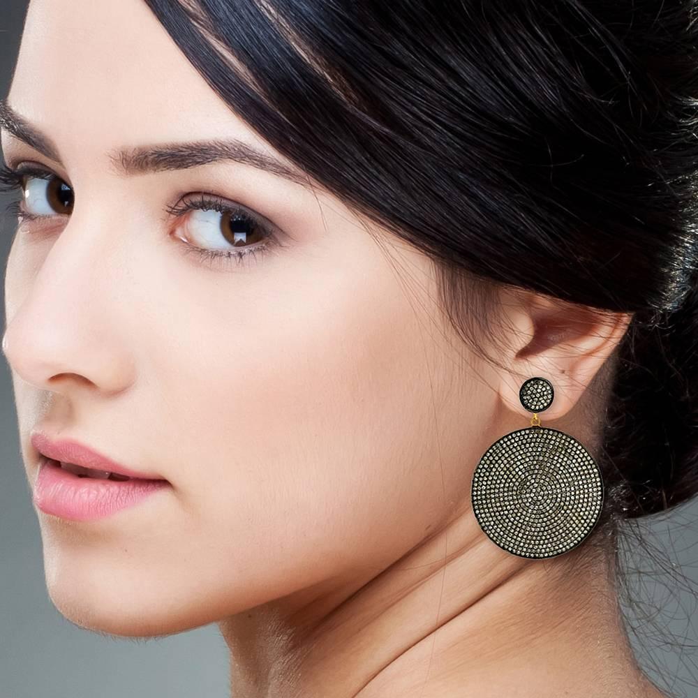Stunning and evergreen this diamond pave disc earring with black rhodium is good for any occasion and to go with any outfit.

14k: 1.42gms
Silver:18.76g
Diamond: 11.91ct 