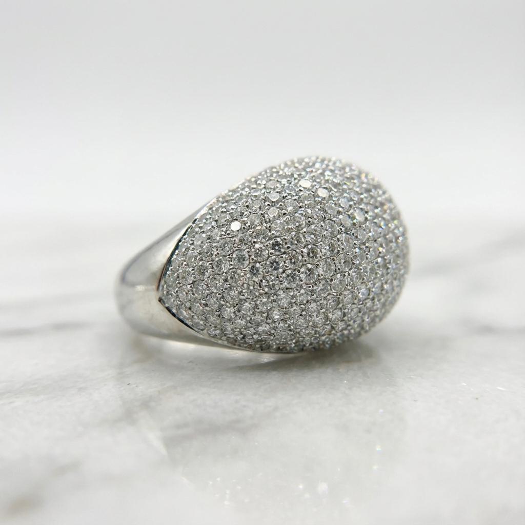 Contemporaneo Anello cocktail con pavé di diamanti e cupola in oro bianco 18 carati in vendita