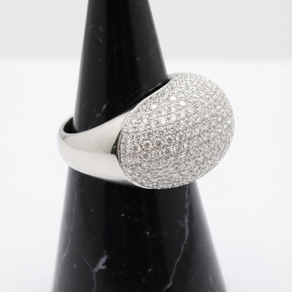 Taglio rotondo Anello cocktail con pavé di diamanti e cupola in oro bianco 18 carati in vendita