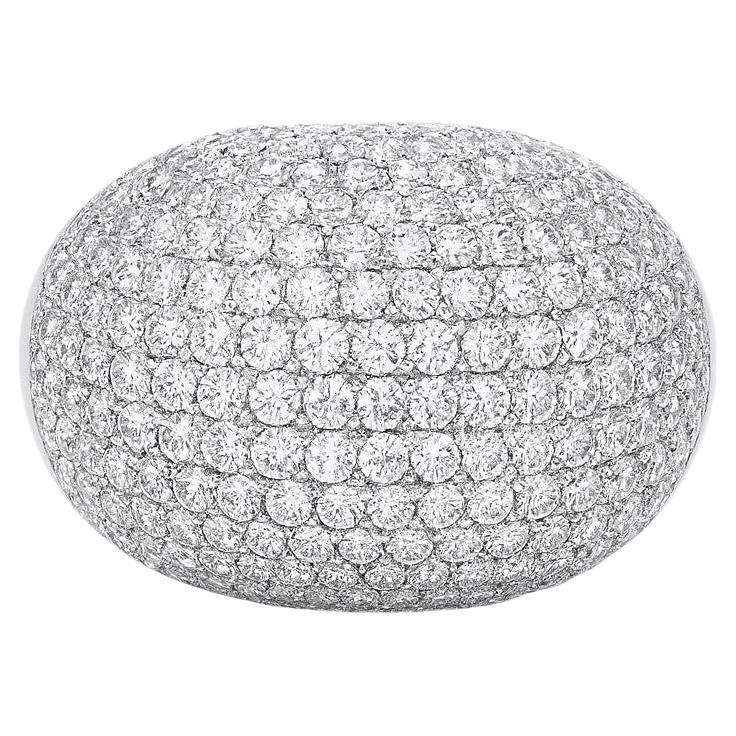 Anello cocktail con pavé di diamanti e cupola in oro bianco 18 carati