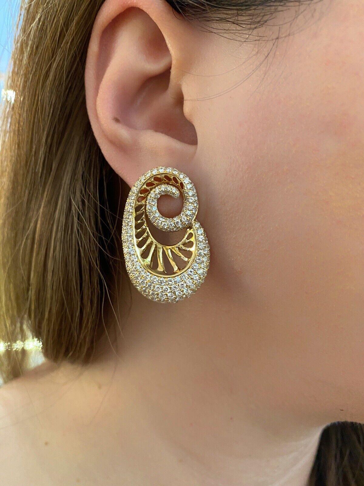 Diamond Pavé Earrings Paisley Design 6.22 Carats Total Weight in 18k Yellow Gold

Diamond Paisley Earrings feature 6.22 carats of Round Brilliant Diamonds Pavé set in a Paisley Design set in 18k Yellow Gold. Earrings are secured by post with