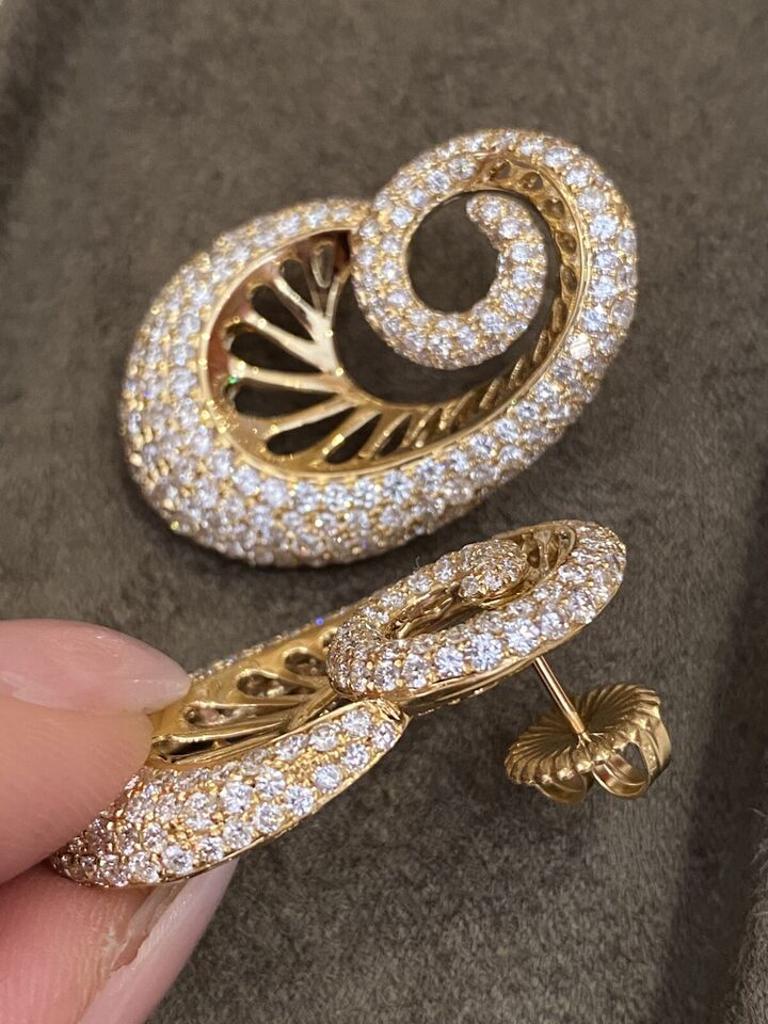 Round Cut Diamond Pavé Earrings Paisley Design 6.22 Carats Total Weight in 18k Yellow Gold For Sale