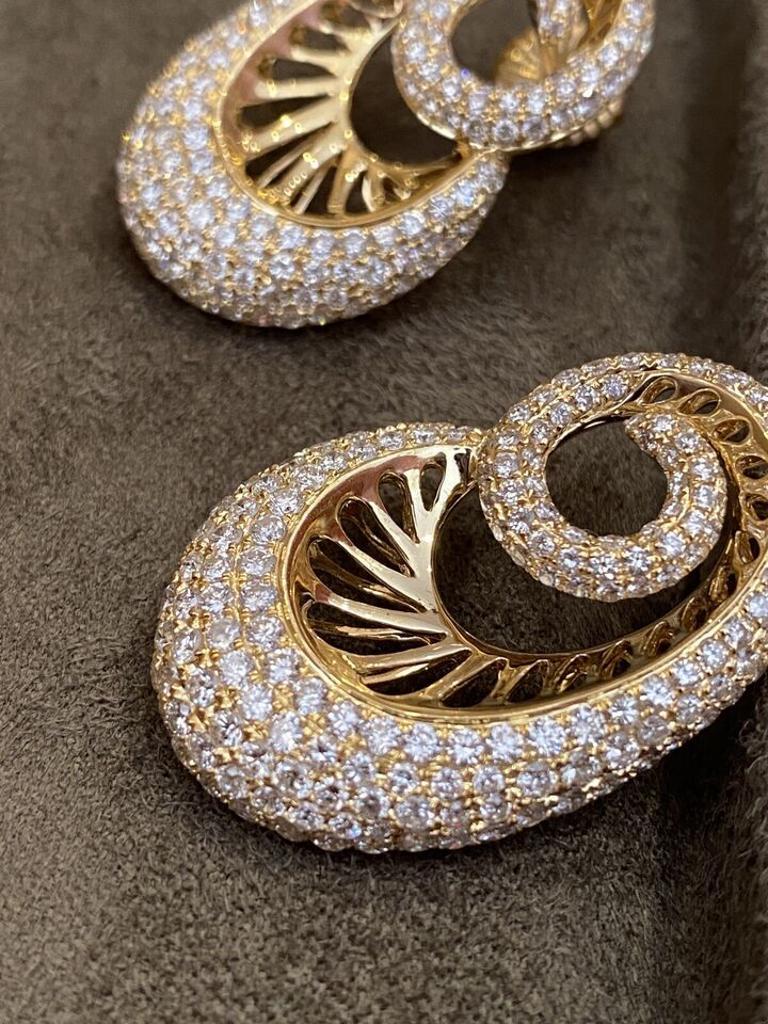 Boucles d'oreilles Pavé de diamants Paisley Design 6.22 Carats poids total en or jaune 18k Excellent état - En vente à La Jolla, CA