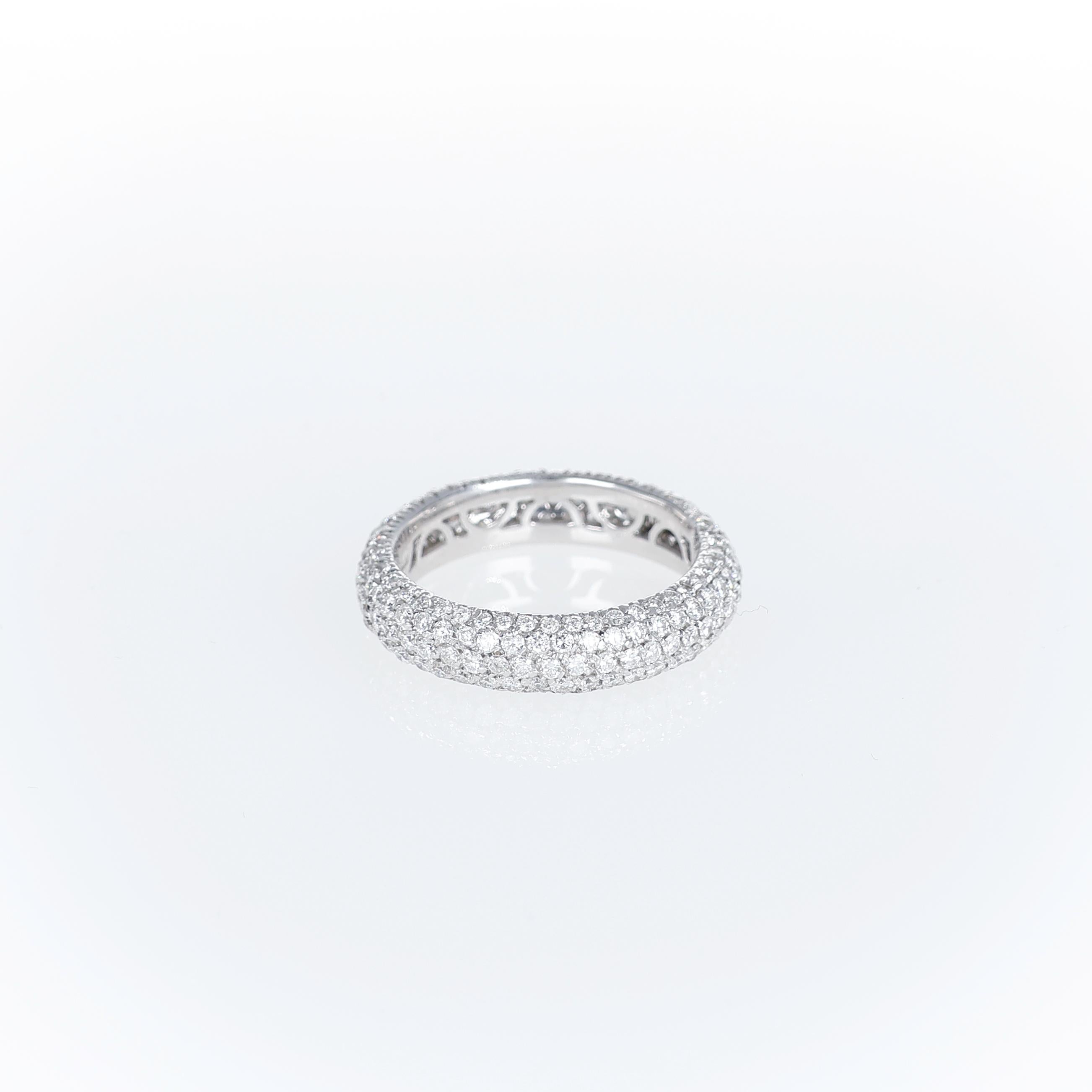 Simbolo di eleganza senza tempo, questa fascia per l'eternità è interamente incastonata di diamanti a taglio brillante per un totale di 1,84 carati. Realizzata con precisione, l'incastonatura a pavé esalta lo scintillio continuo dell'anello, creando