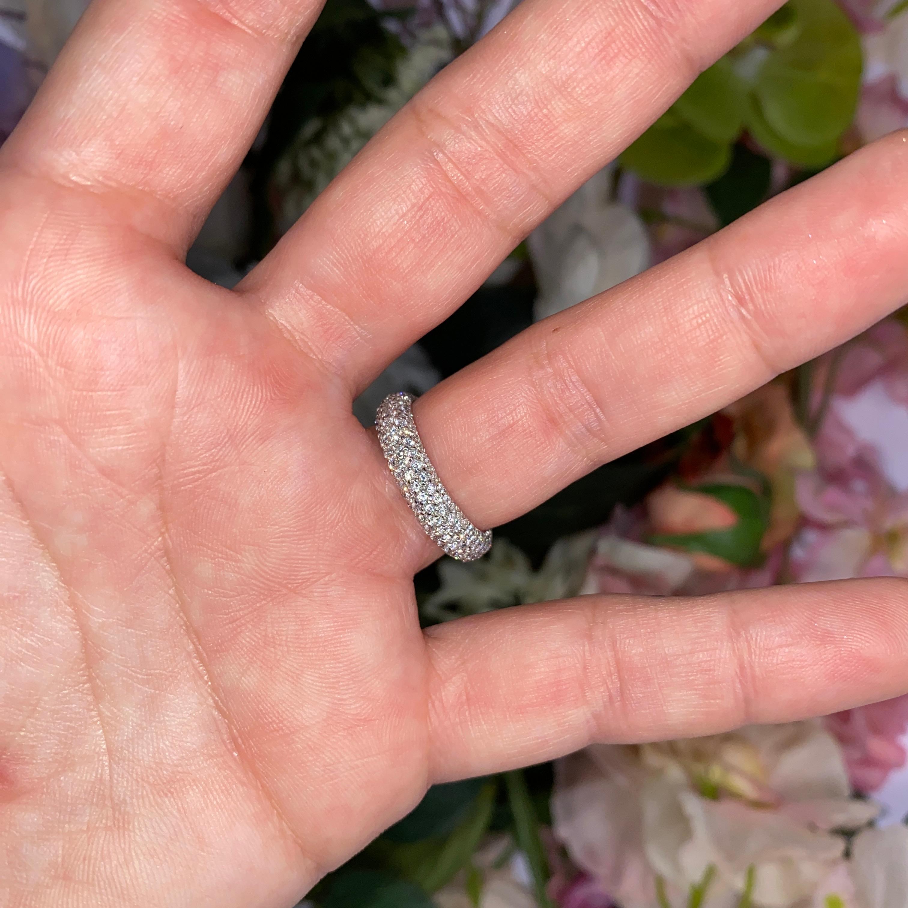 Fascia per l'eternità con pavé di diamanti in vendita 4