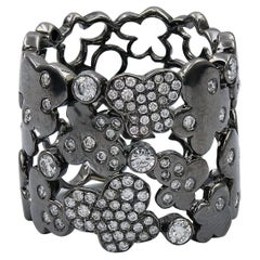 Bague à anneau large filigrane pavé de diamants