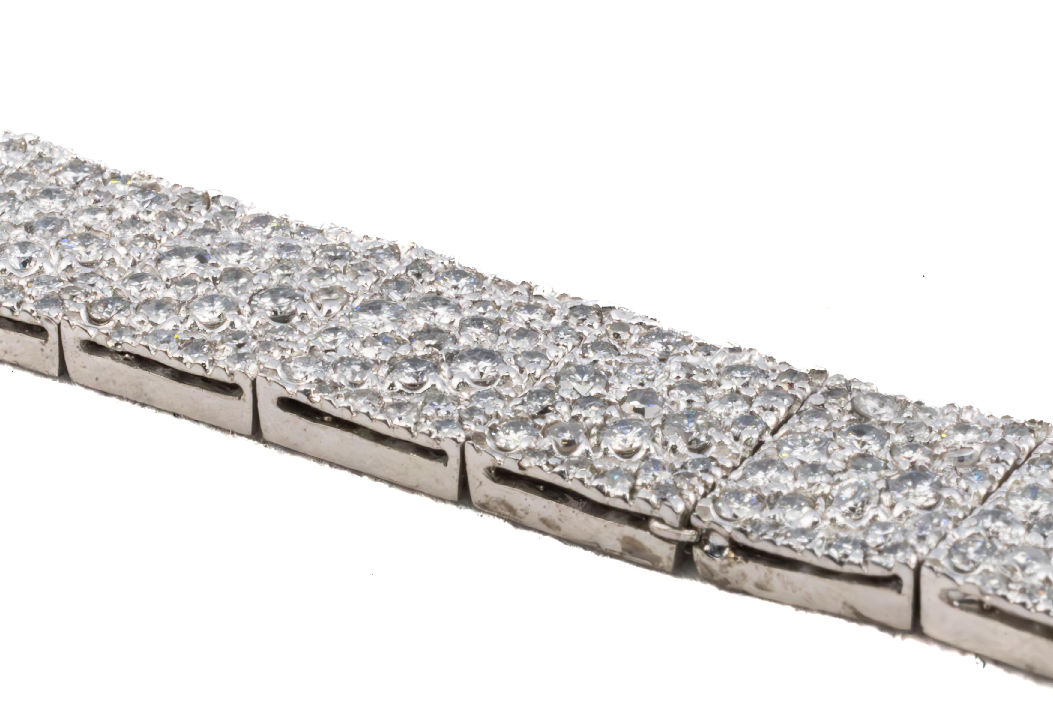 Pulsera plana de oro con pavé de diamantes

Esta pulsera de oro blanco, un impresionante despliegue de brillo, está incrustada con una asombrosa variedad de diamantes de talla redonda, meticulosamente engastados para crear un brillo infinito. Los
