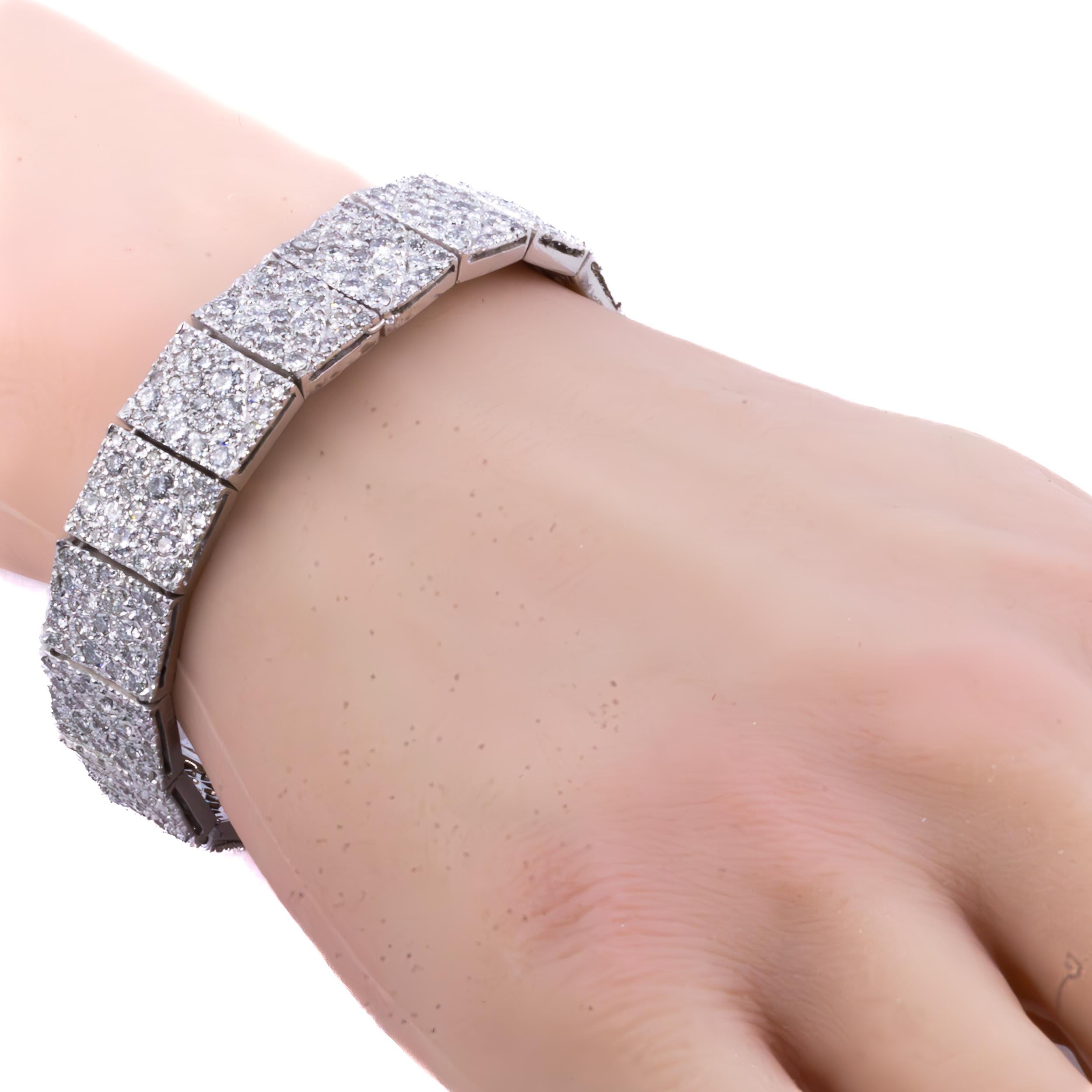 Pulsera plana de oro con pavé de diamantes en Excelente estado para la venta en New York, NY