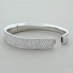 Bracelet jonc rigide en or pavé de diamants