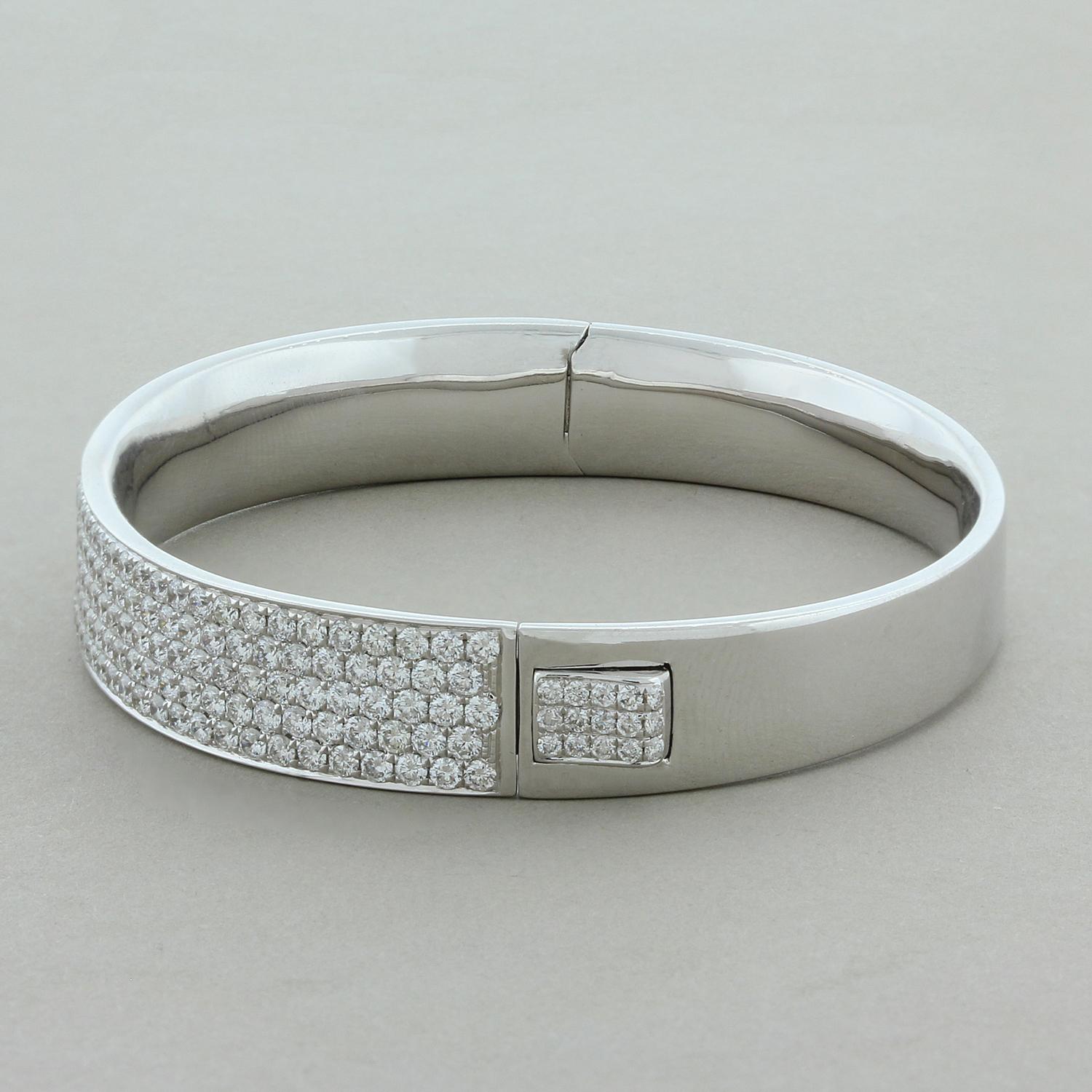 Taille ronde Bracelet jonc rigide en or pavé de diamants en vente