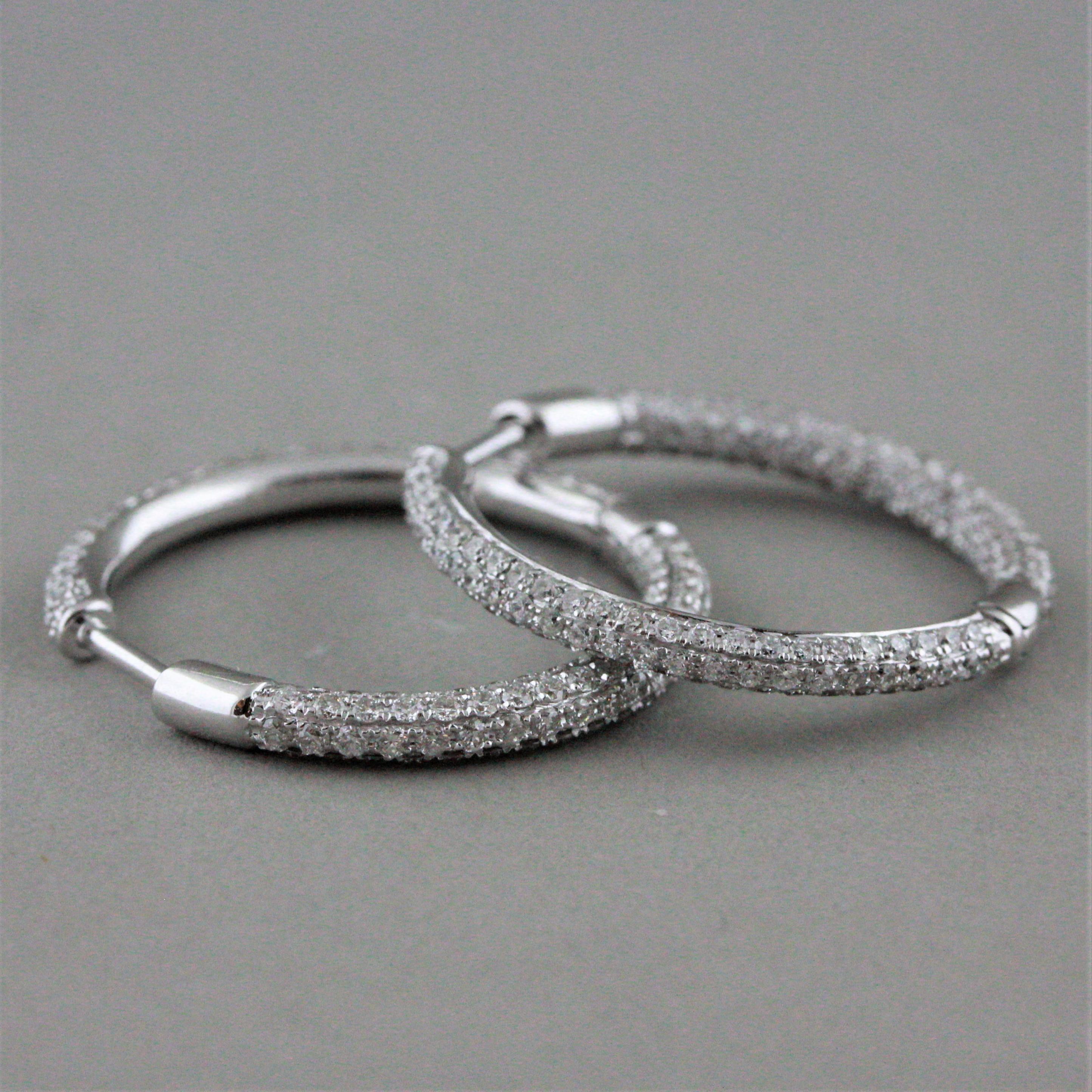 A classic pair of hoop earrings featuring 1.67 carats of round brilliant cut diamonds pavé set. Made in 18k whtie gold these earrings can be worn everyday. 


Length: 0.9 inches
