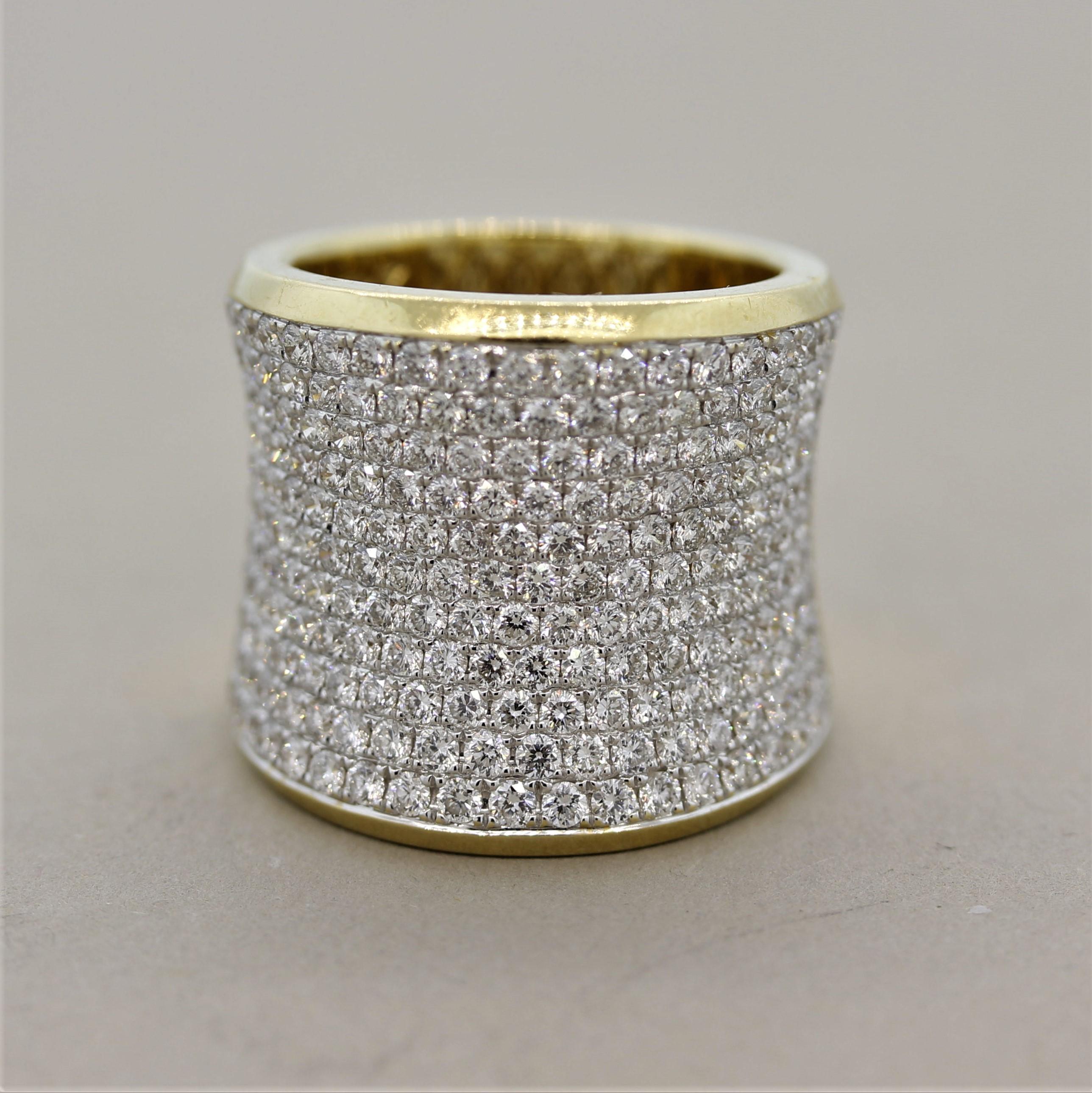Ein großes und beeindruckendes Goldband mit Pflastersteinbesatz! Er ist mit 4,64 Karat runden Diamanten im Brillantschliff in 18 Karat Weißgold gefasst. Der Ring ist eine größere Größe, die einen größeren Teil des Fingers abdeckt, da er 0,80 Zoll