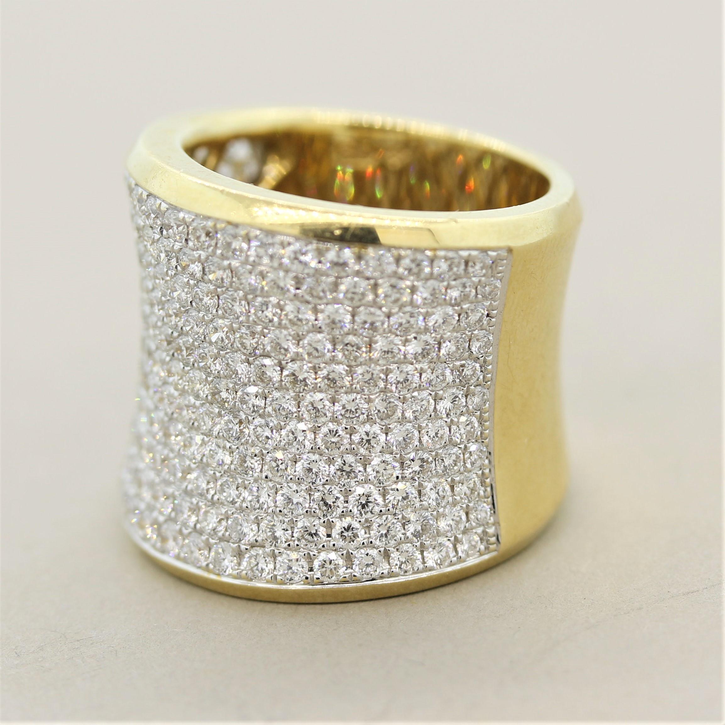 breiter Bandring mit Diamantpavé aus Gold (Rundschliff)