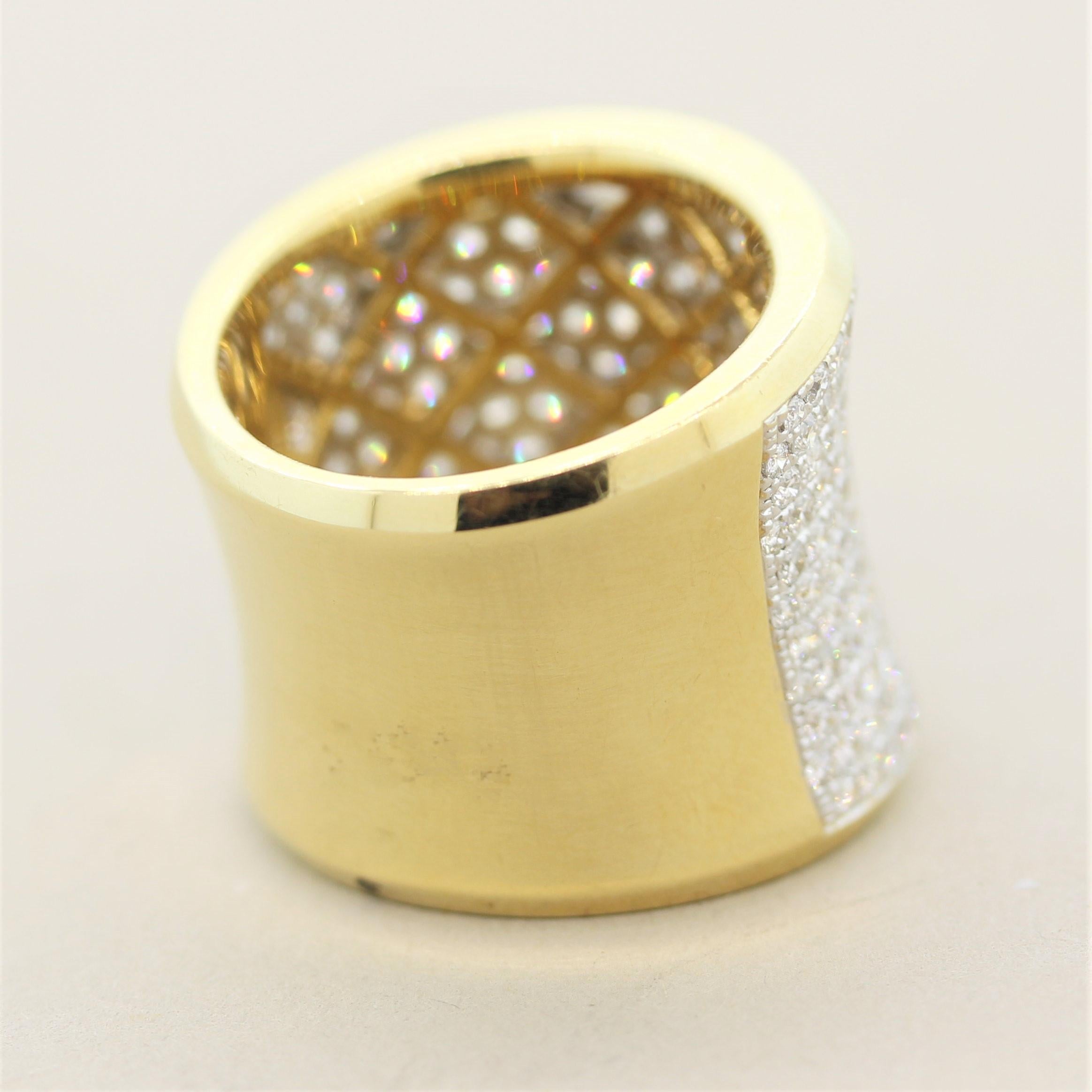 breiter Bandring mit Diamantpavé aus Gold im Zustand „Neu“ in Beverly Hills, CA