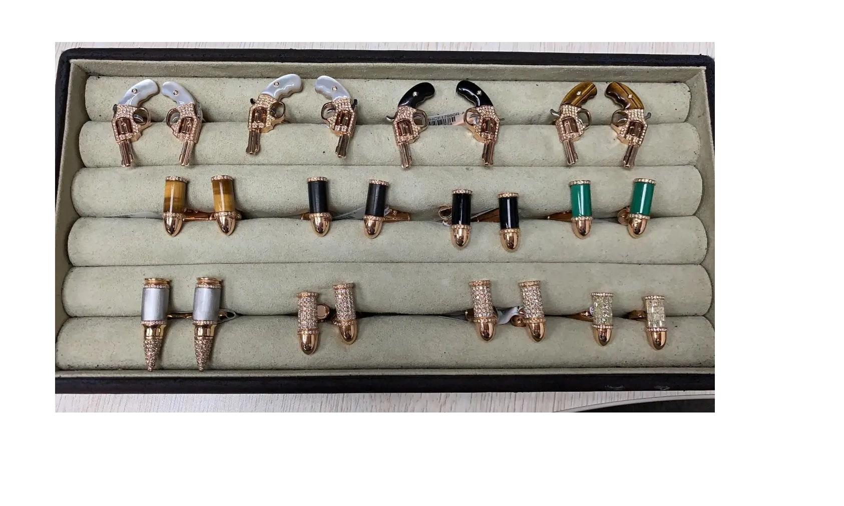 Moderne Boutons de manchette Gun Revolver de luxe en or 18 carats avec diamants et malachite verte pavée en vente