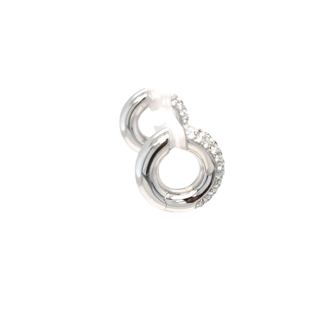 Orecchini a cerchio in oro bianco 18 carati con diamanti micropavimentati e design a tubo da 5,5 mm. 78 diamanti rotondi taglio Brilliante di purezza VS e colore G per un totale di circa 2,00 carati. Diametro interno di 9 mm. Perno traforato con
